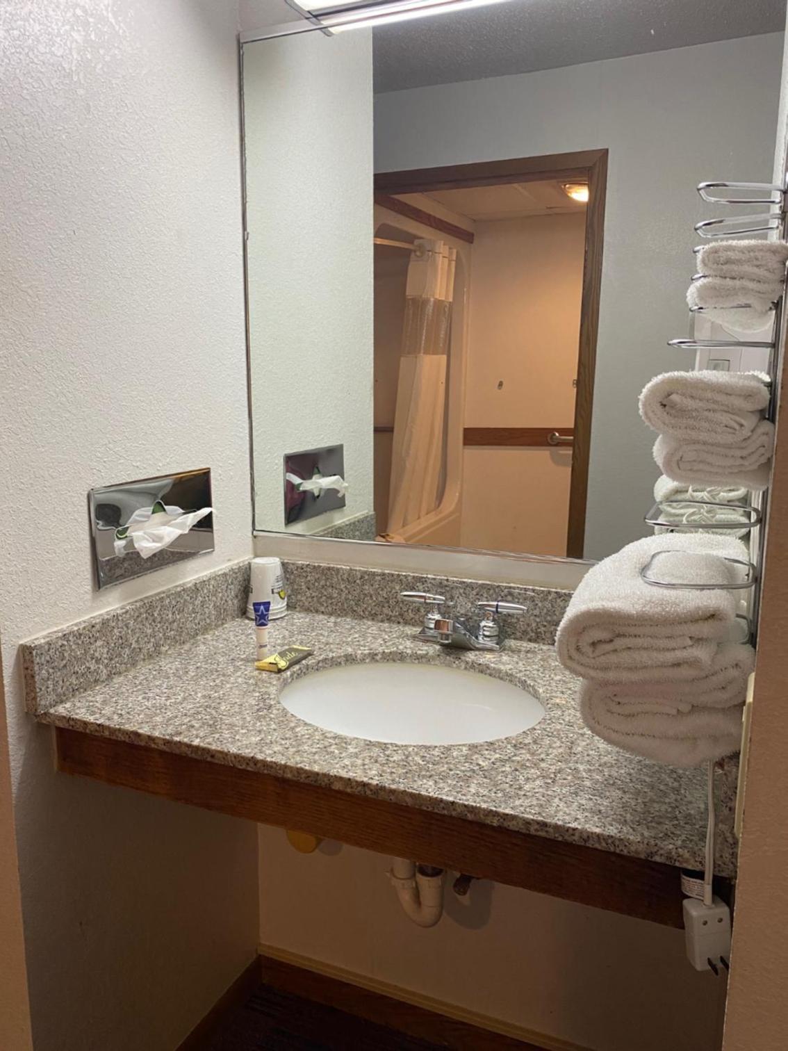 Americas Best Value Inn Champaign photo 9