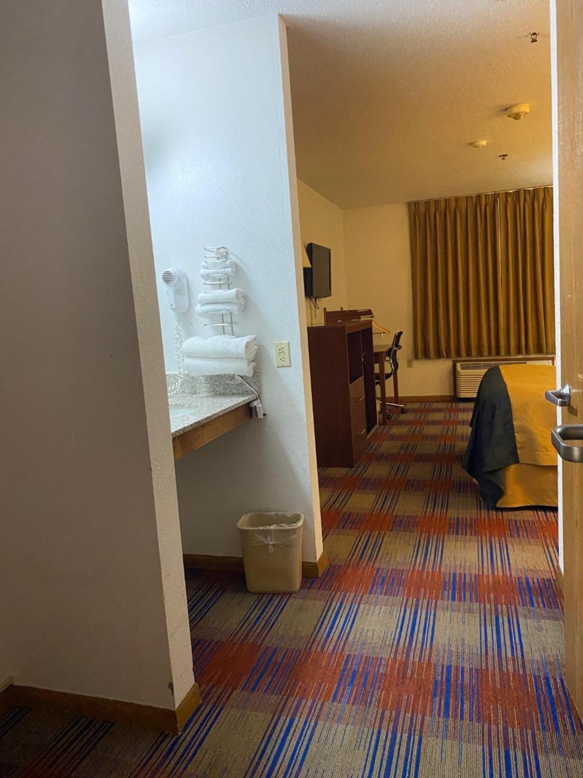 Americas Best Value Inn Champaign photo 6