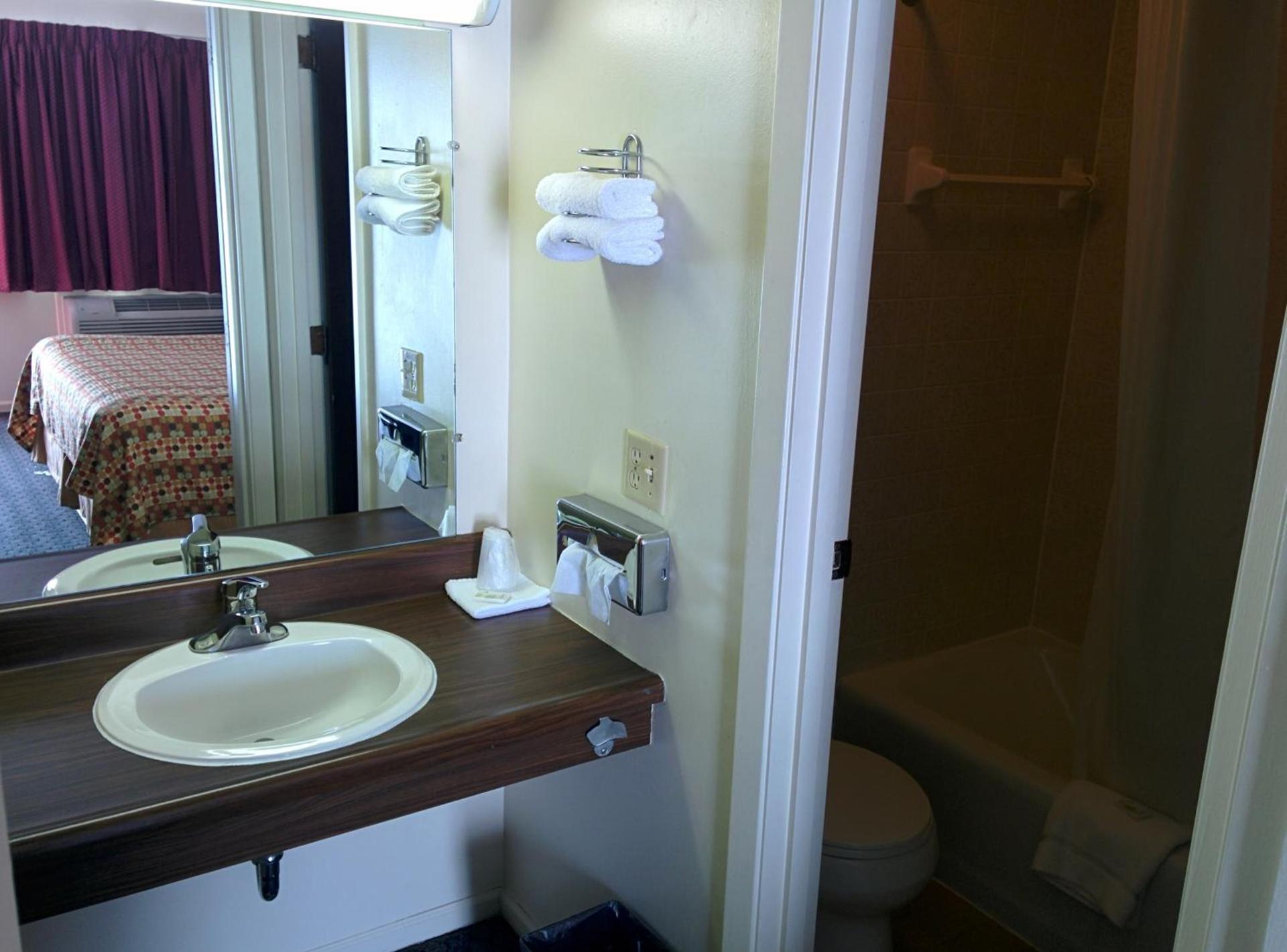 Economy Inn Toledo-Perrysburg photo 9