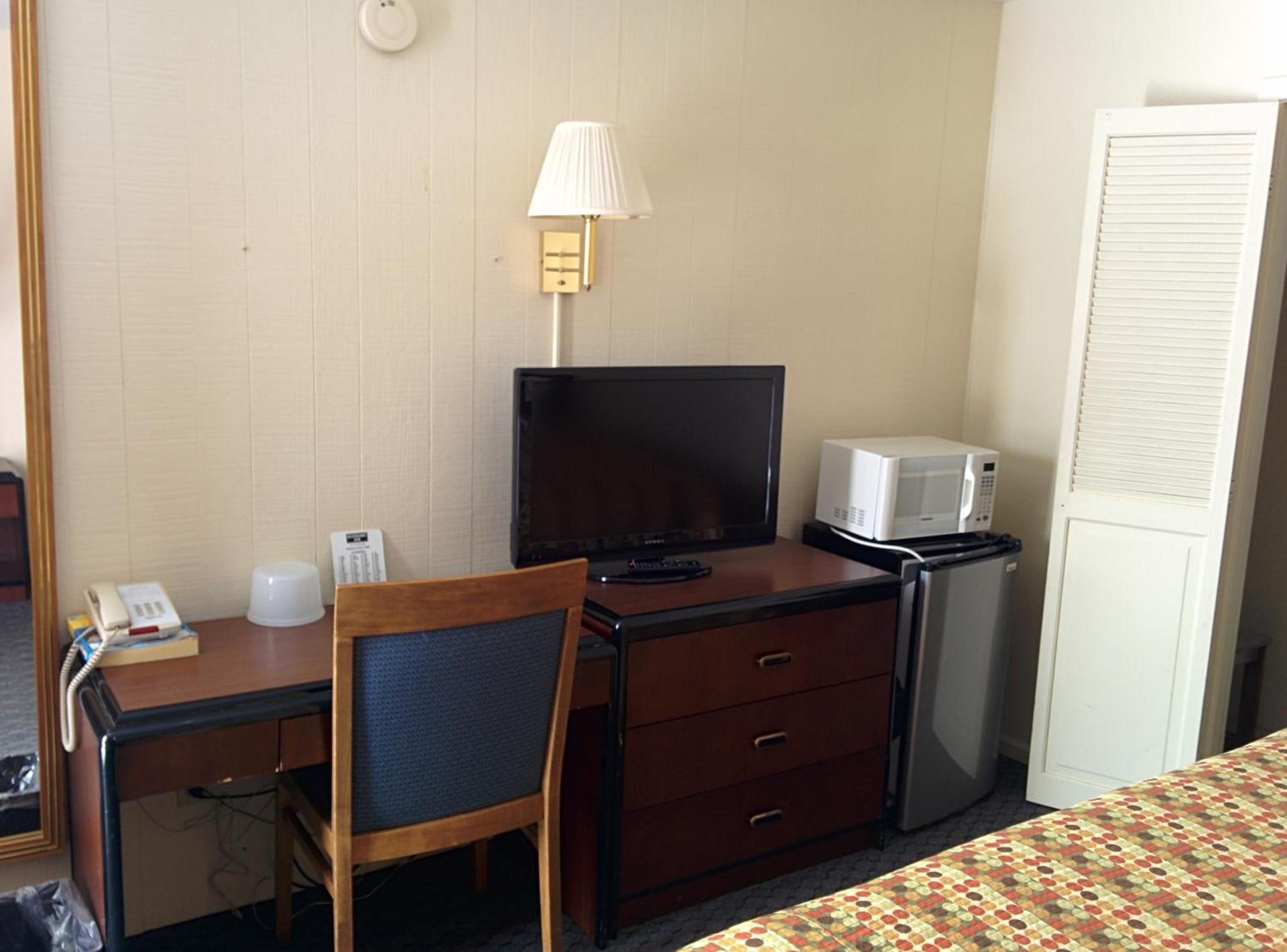 Economy Inn Toledo-Perrysburg photo 5
