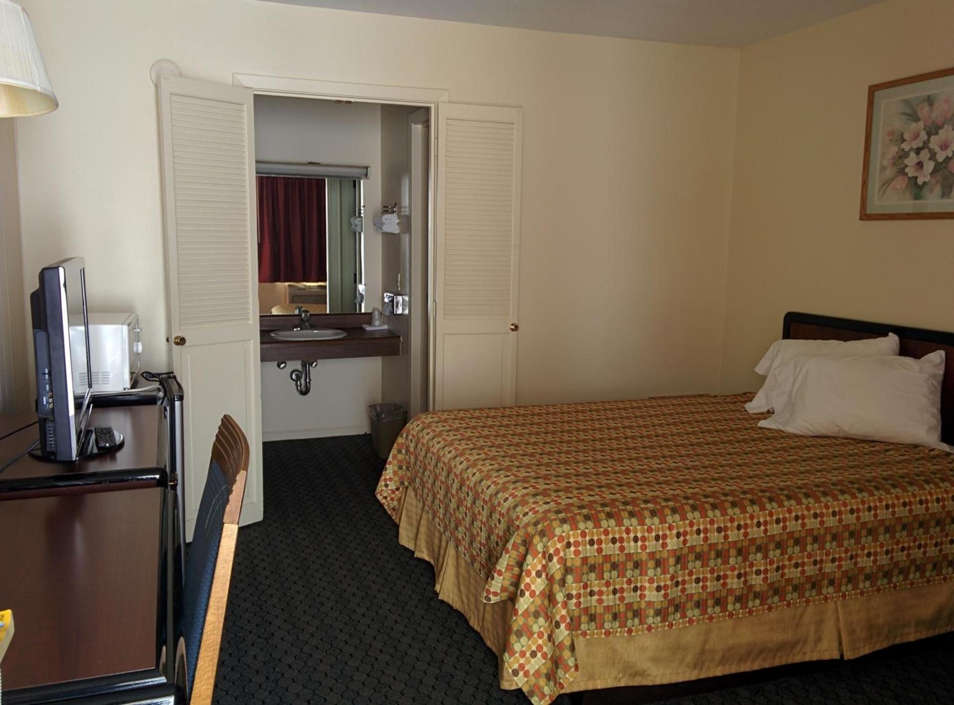 Economy Inn Toledo-Perrysburg photo 8