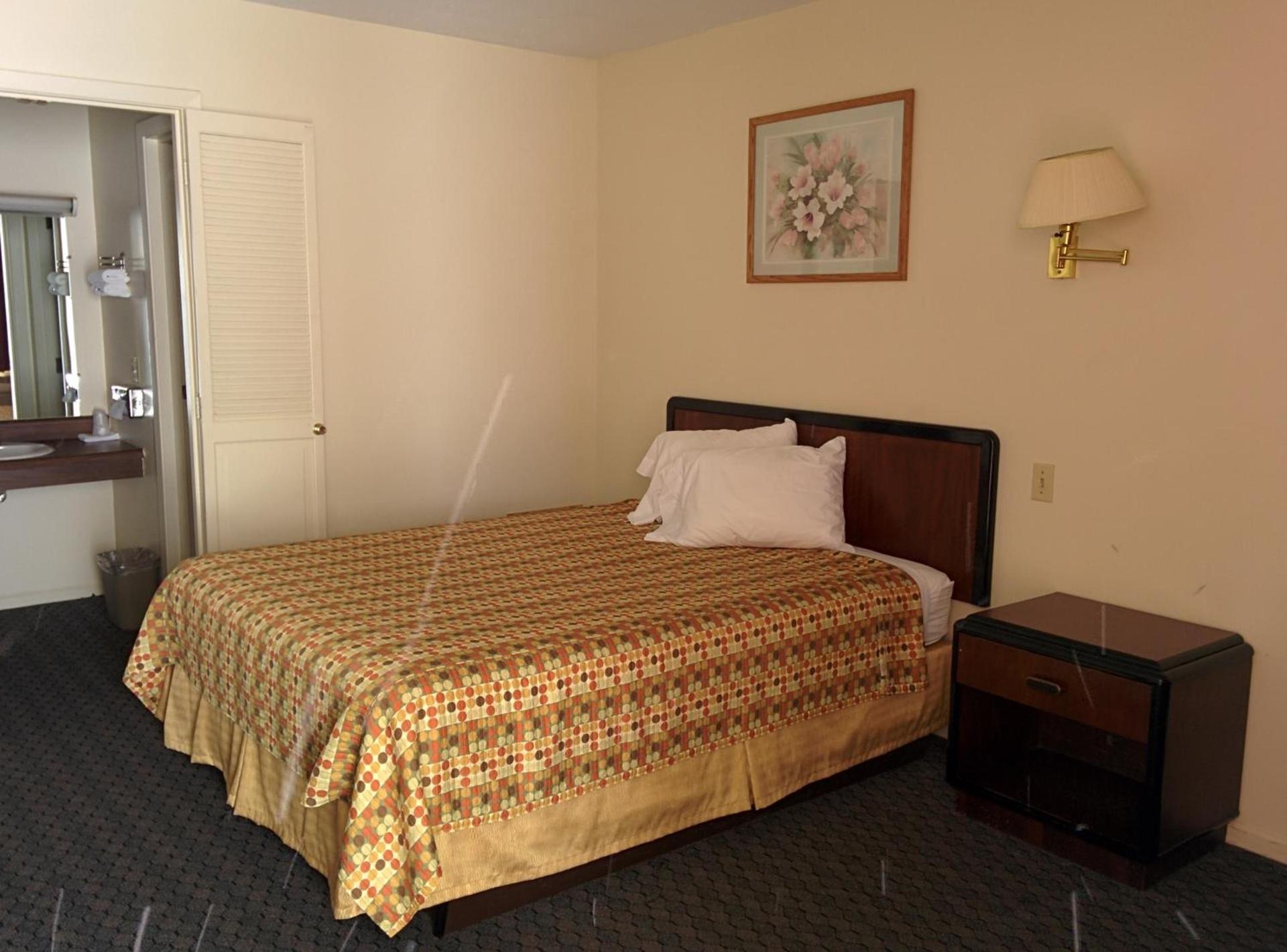 Economy Inn Toledo-Perrysburg photo 7