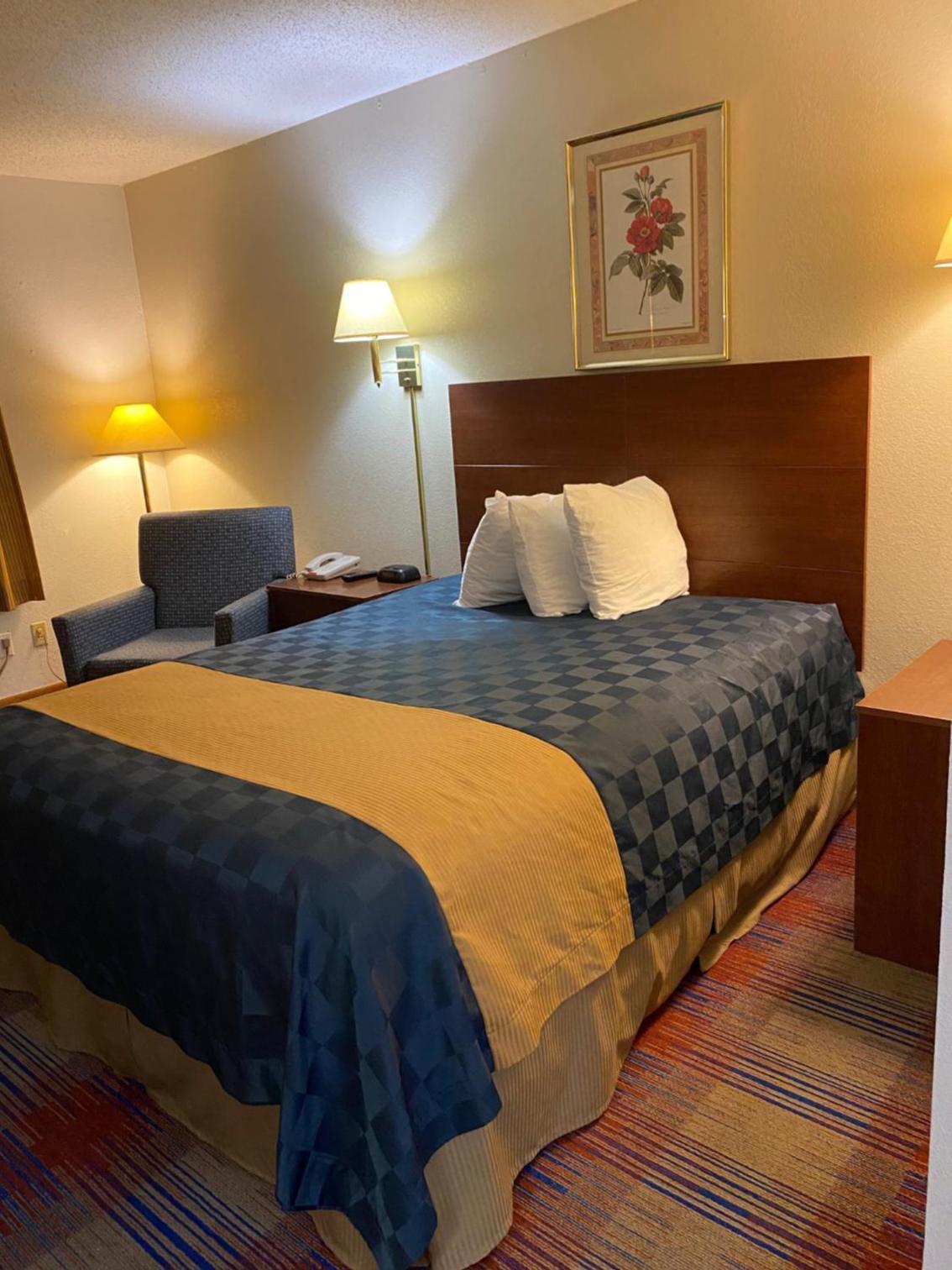 Americas Best Value Inn Champaign photo 4