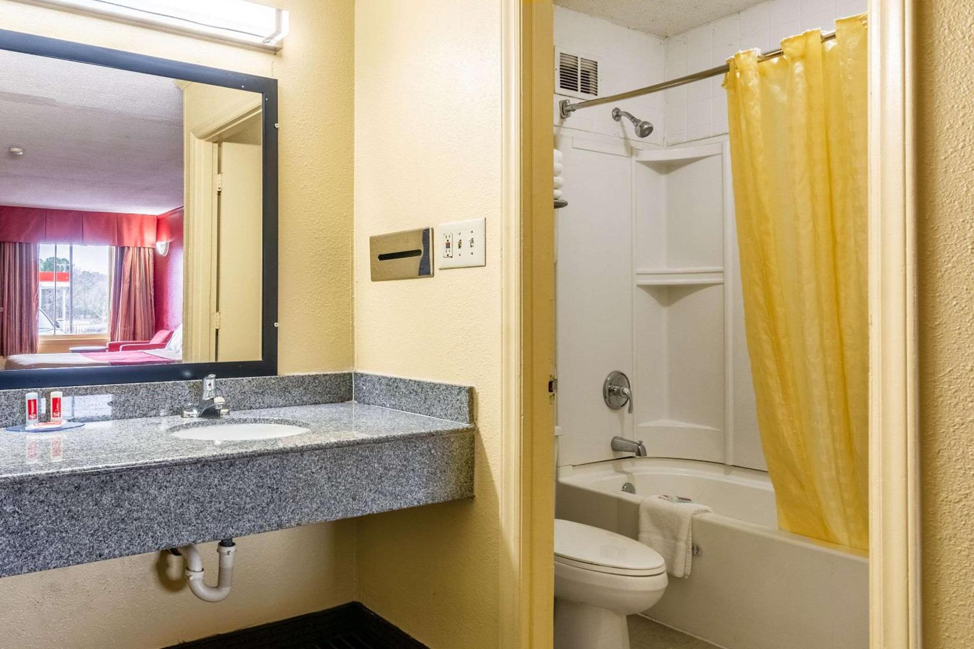 Econo Lodge Charlotte Airport Area photo 12