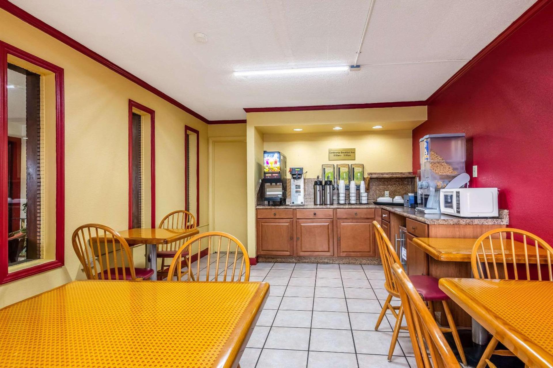 Econo Lodge Charlotte Airport Area photo 24