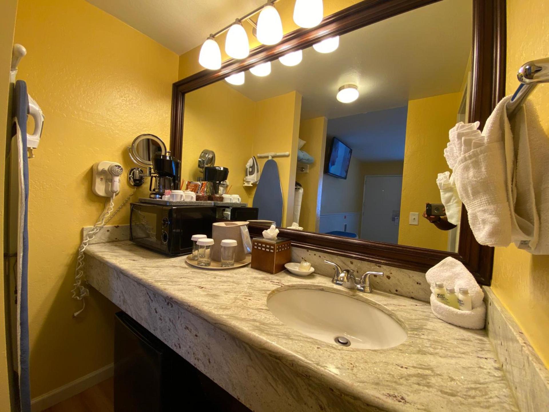 Monterey Bay Lodge photo 20