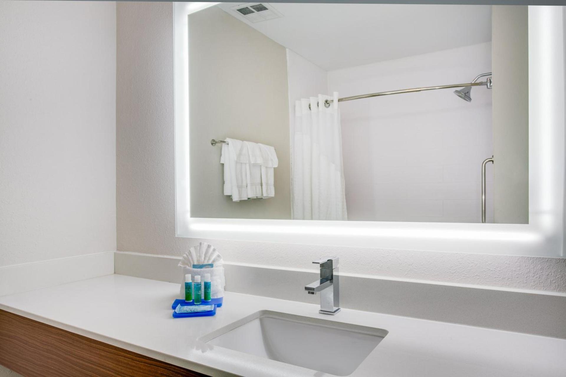 Holiday Inn Express & Suites. by IHG photo 34