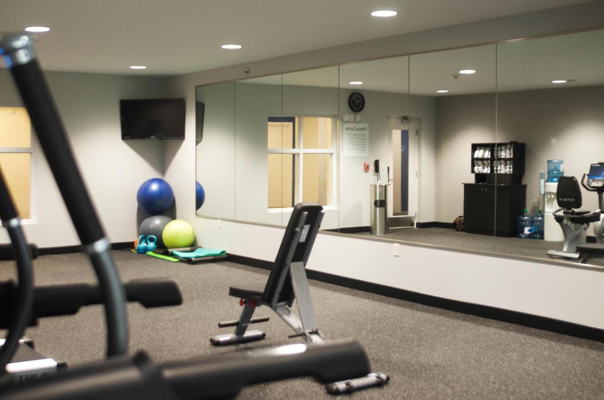 Holiday Inn Express Hickory - Hickory Mart by IHG photo 25