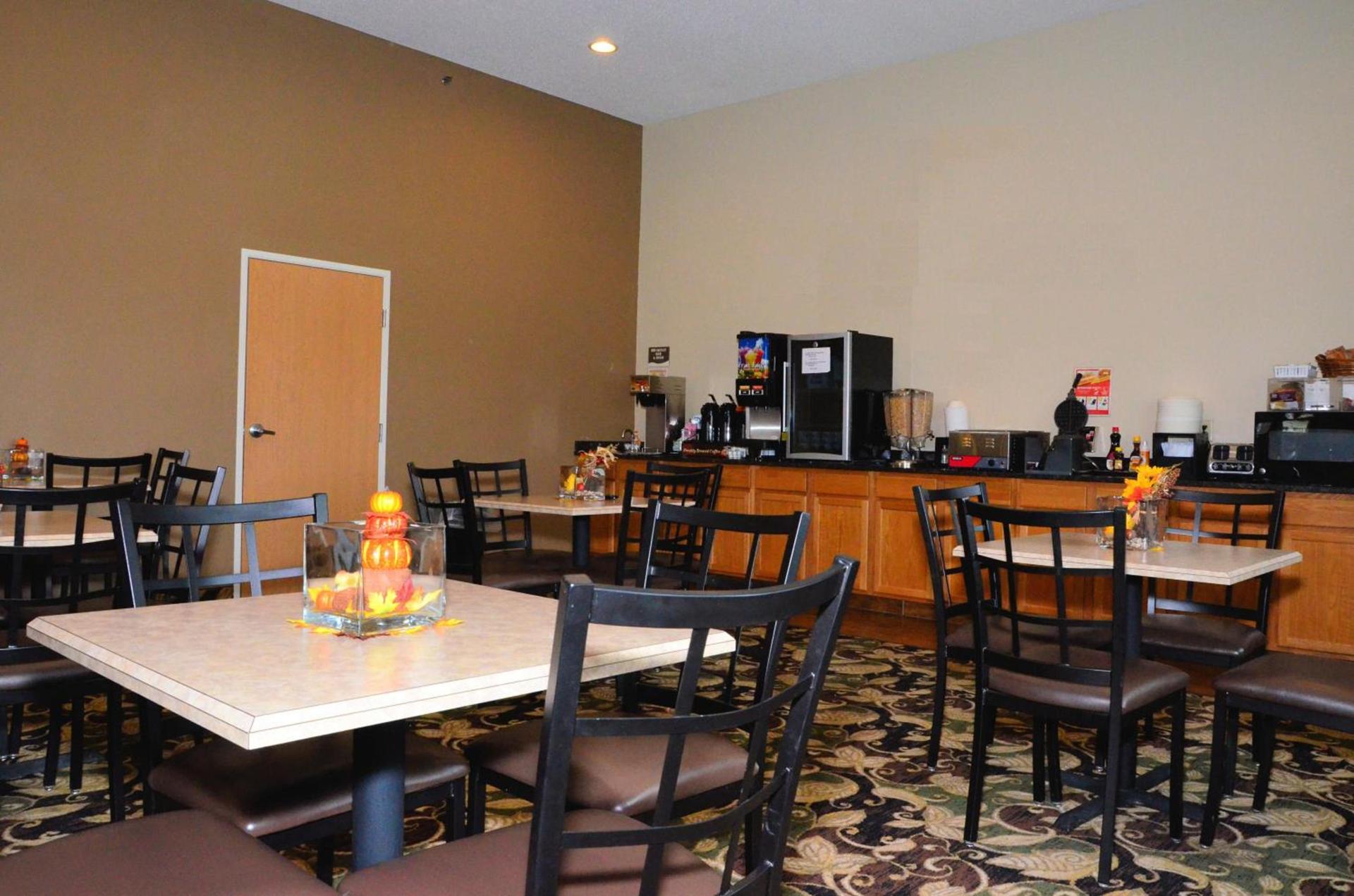 Cobblestone Inn & Suites - Lake View photo 5