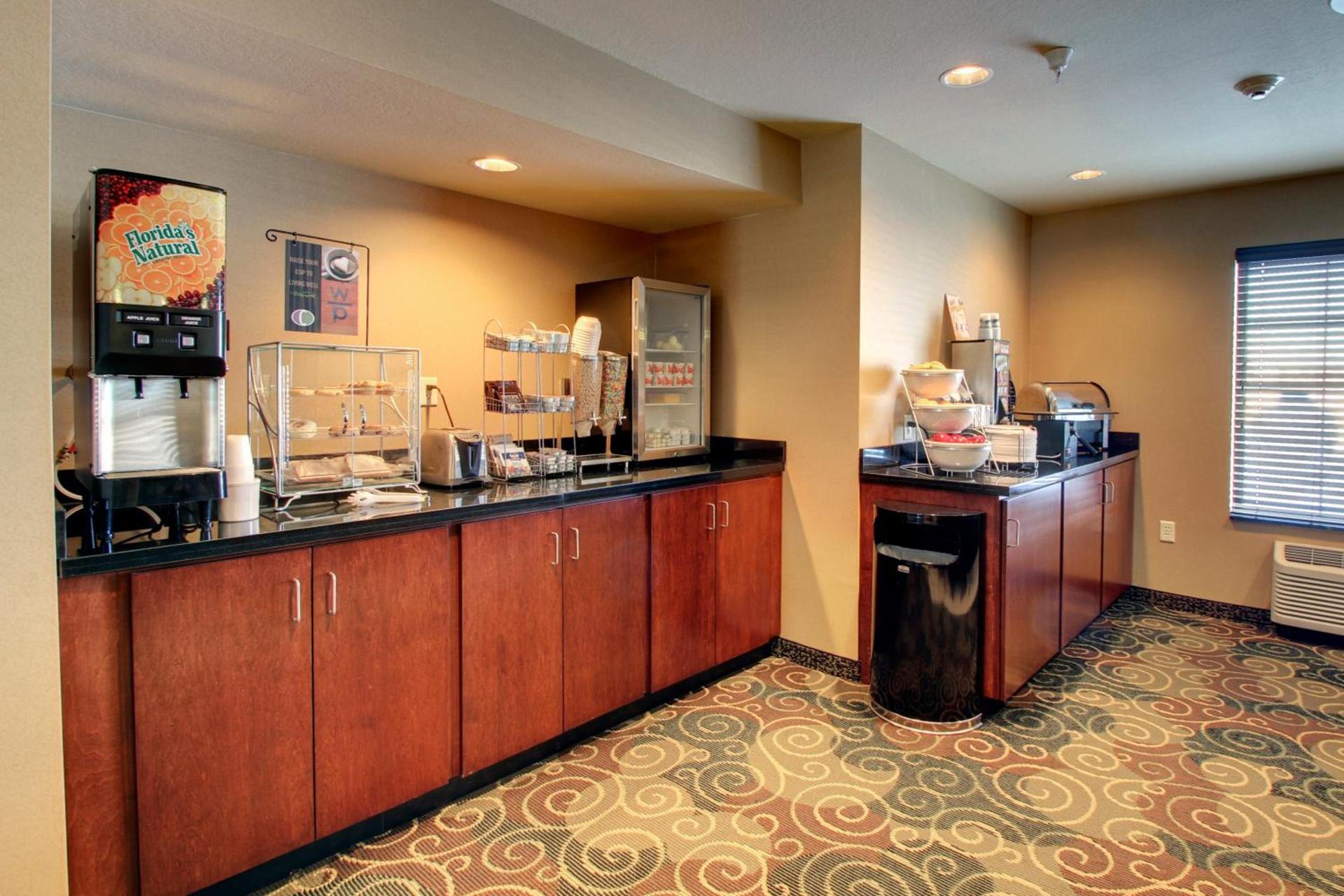 Cobblestone Inn & Suites - Harvey photo 20