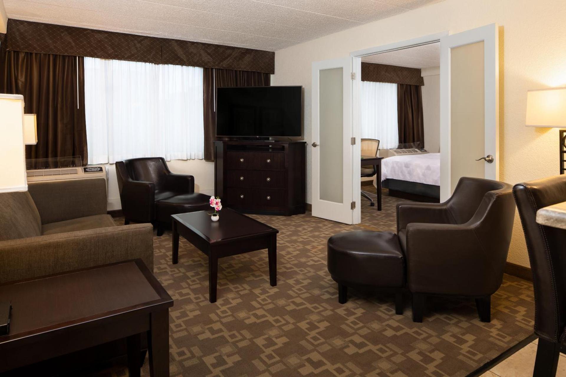 Holiday Inn and Suites Charleston West by IHG photo 31