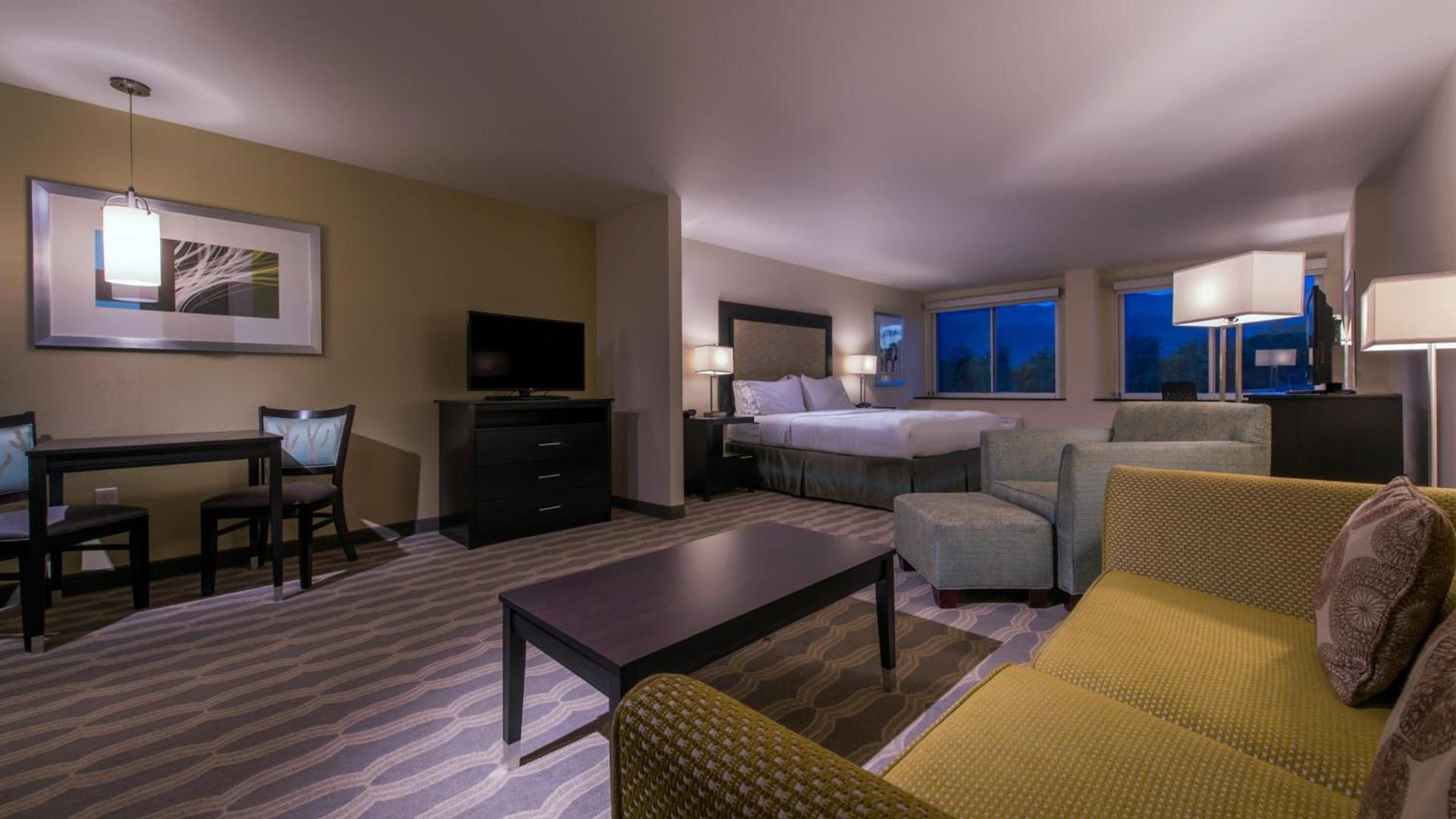 Holiday Inn Express & Suites Colorado Springs Central by IHG photo 38
