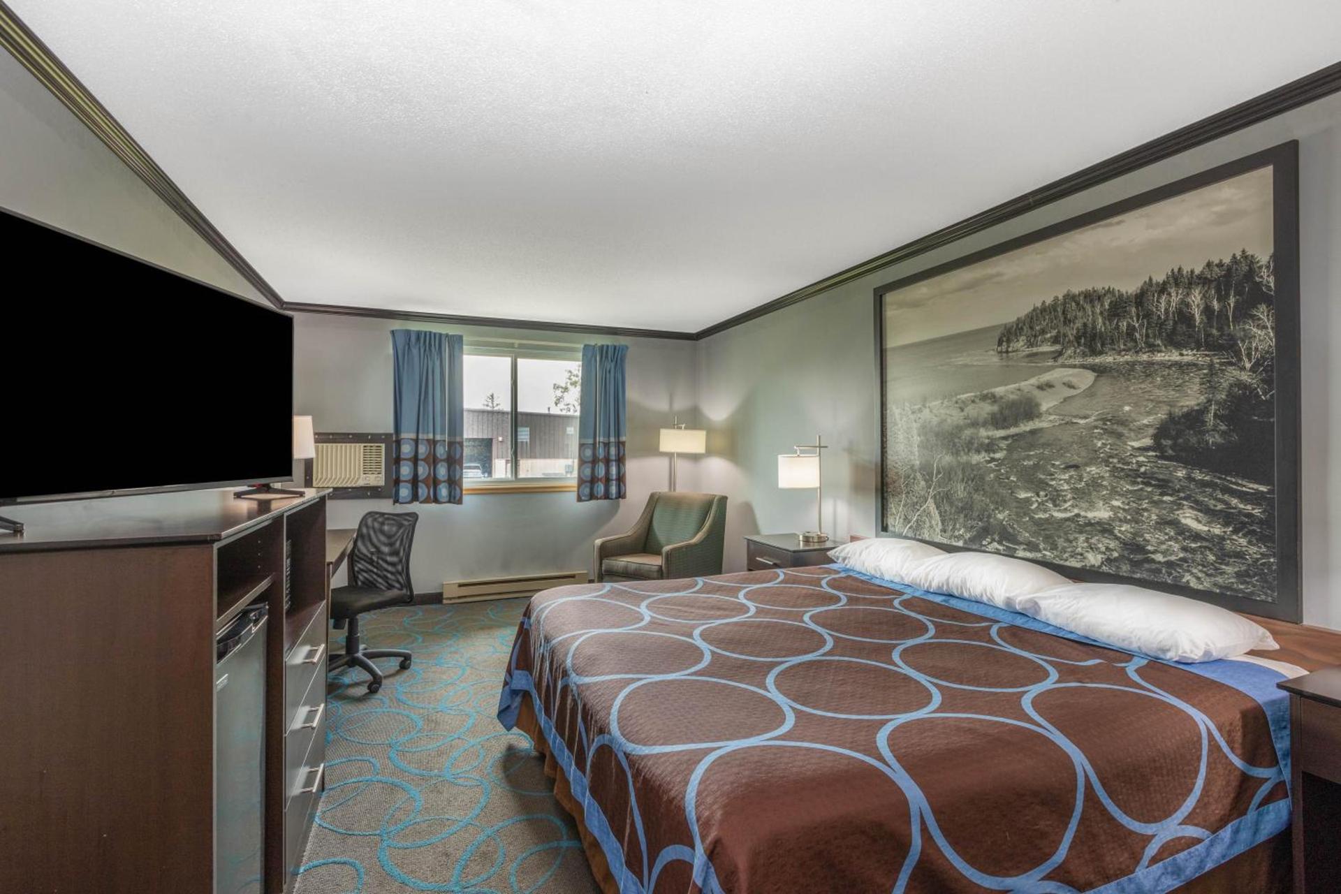 Super 8 by Wyndham Duluth photo 31