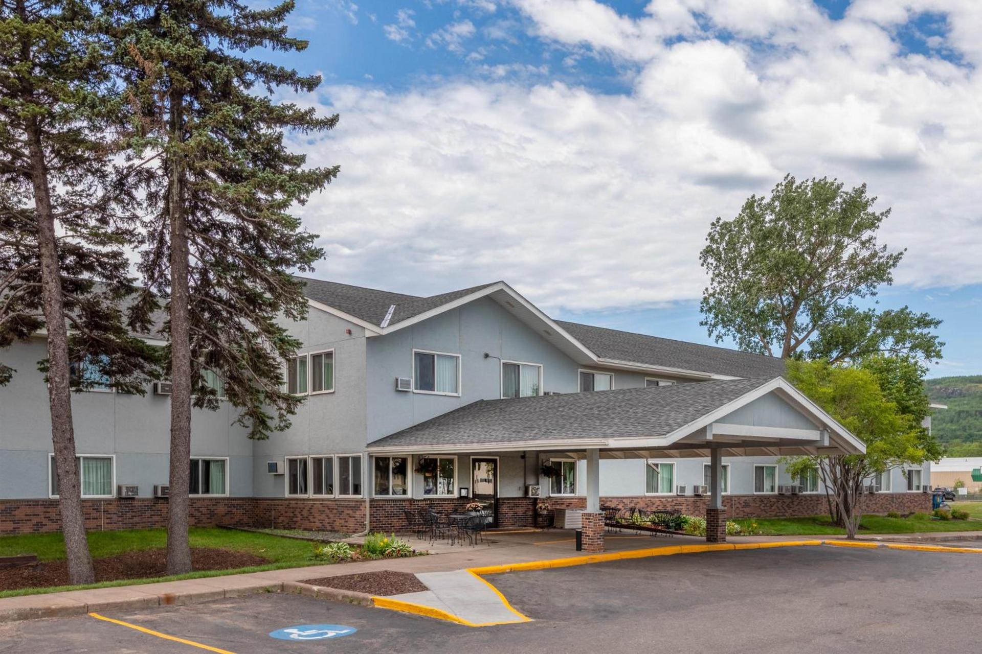 Super 8 by Wyndham Duluth photo 29