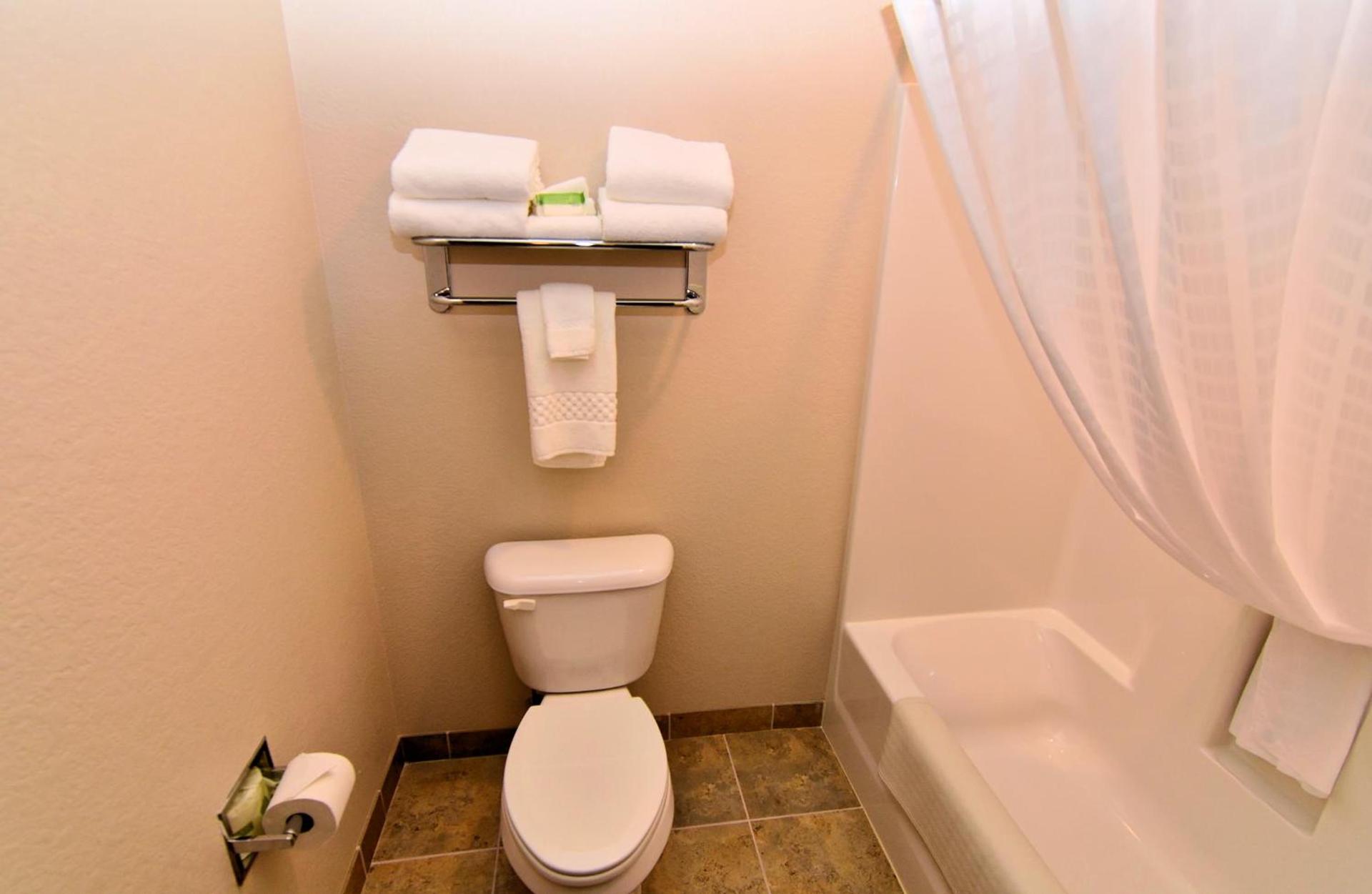Cobblestone Inn & Suites - Newton photo 3