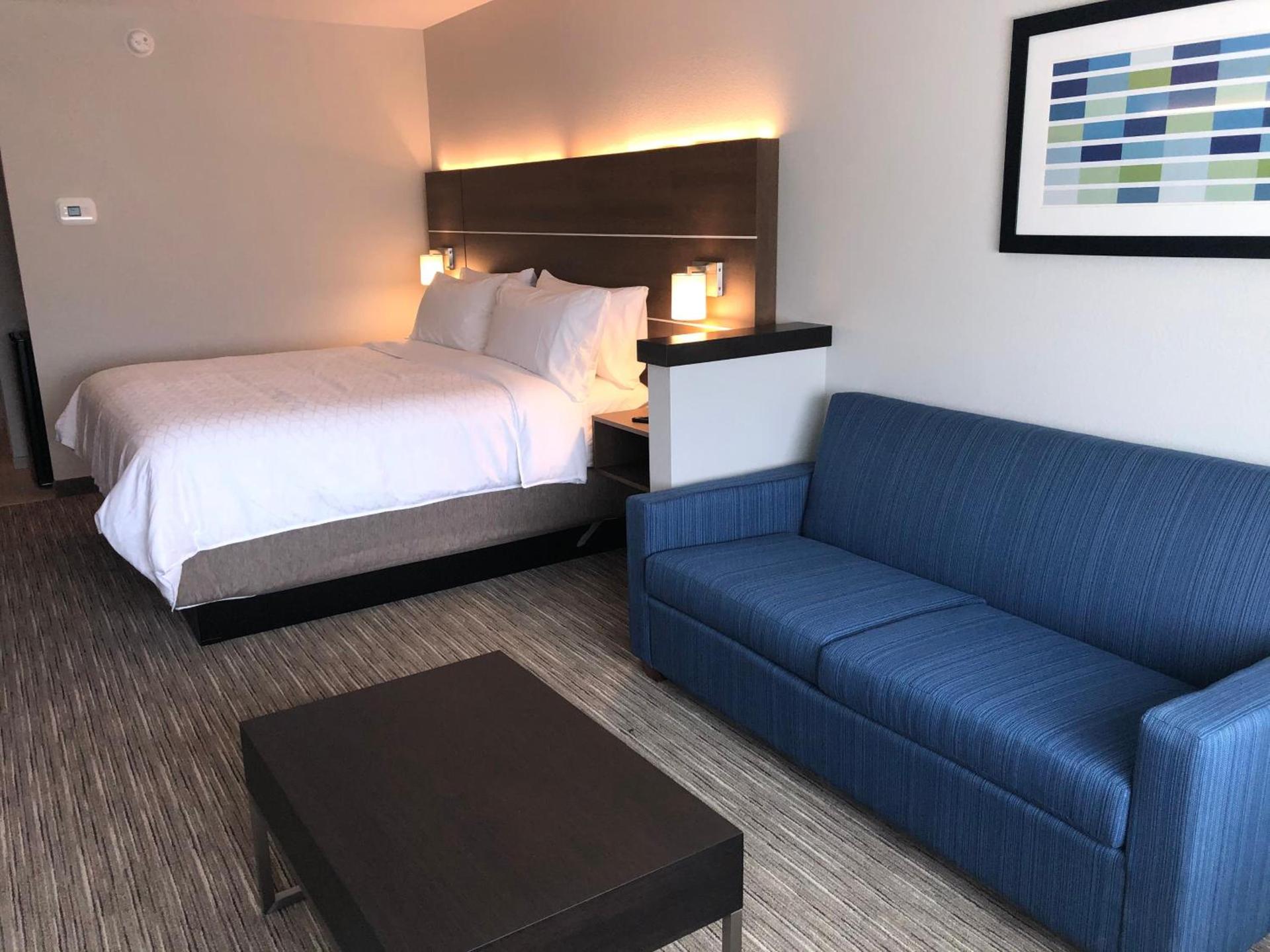 Holiday Inn Express & Suites - Roanoke – Civic Center photo 46