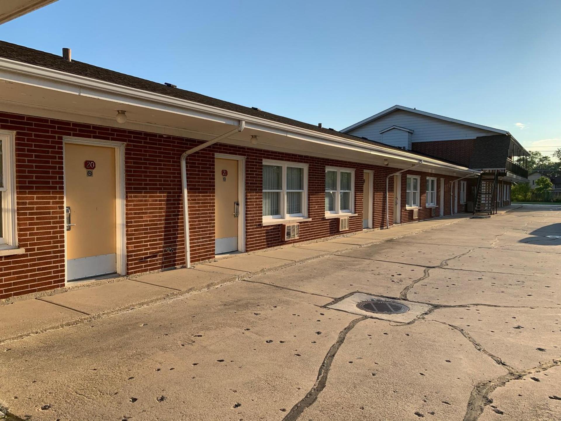 New Relax Inn Bridgeview photo 4