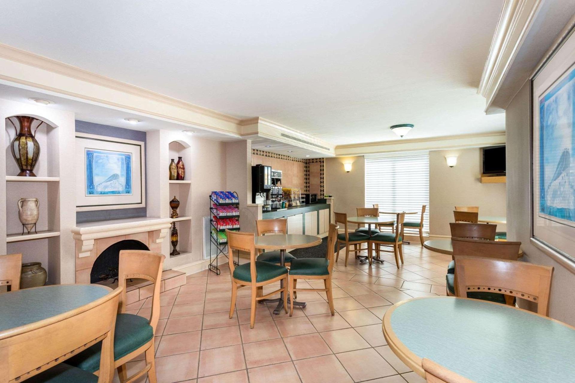La Quinta Inn by Wyndham Tallahassee North photo 9