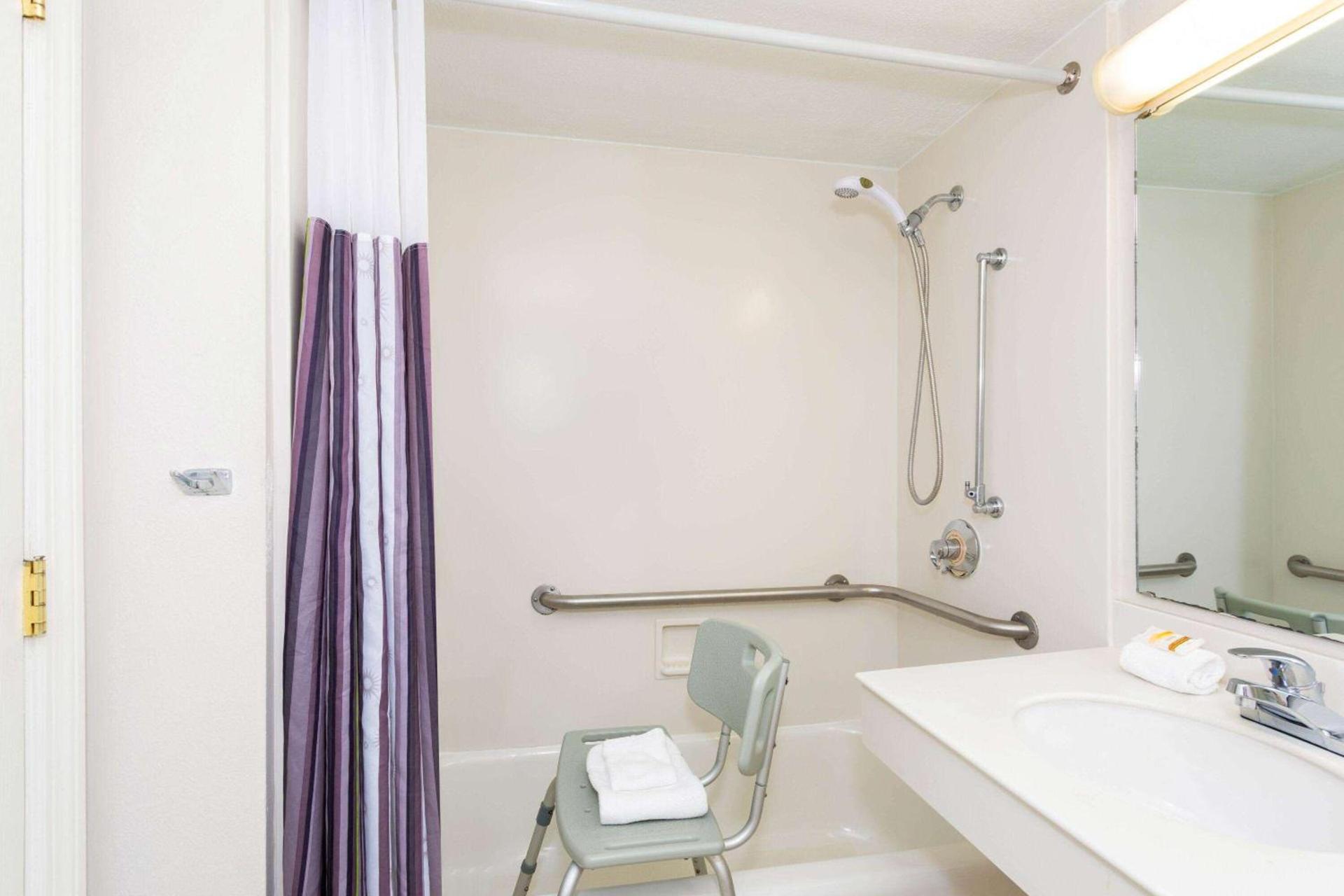 La Quinta Inn by Wyndham Tallahassee North photo 40