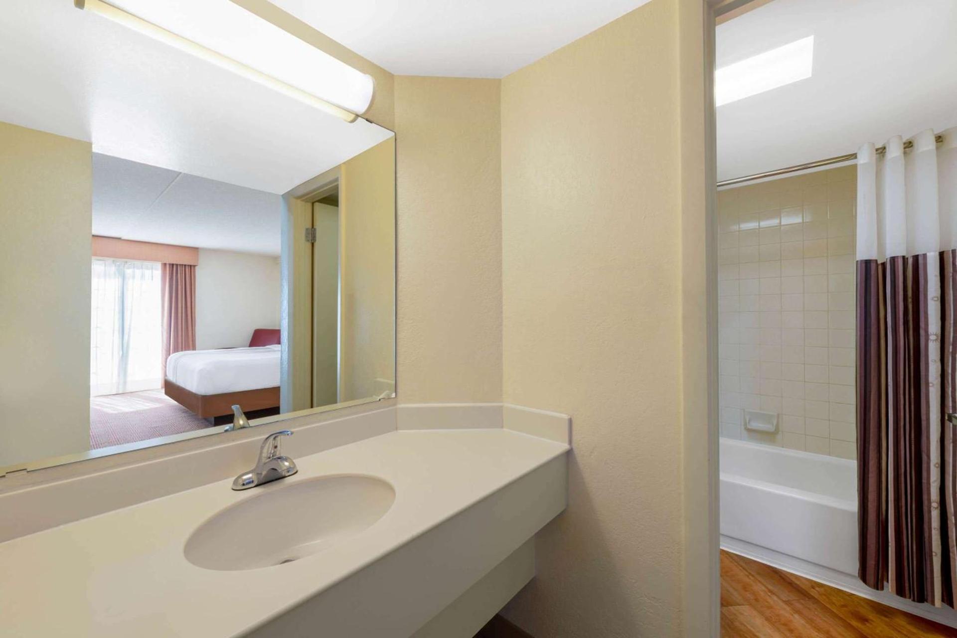 La Quinta East Deerfield Beach - Boca Raton photo 29
