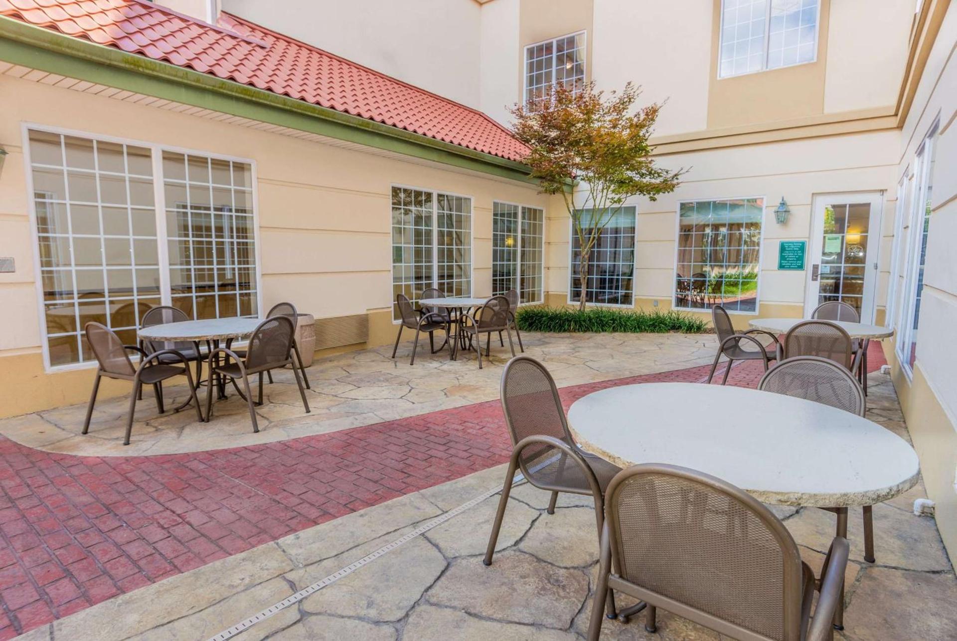 La Quinta by Wyndham Bentonville photo 38