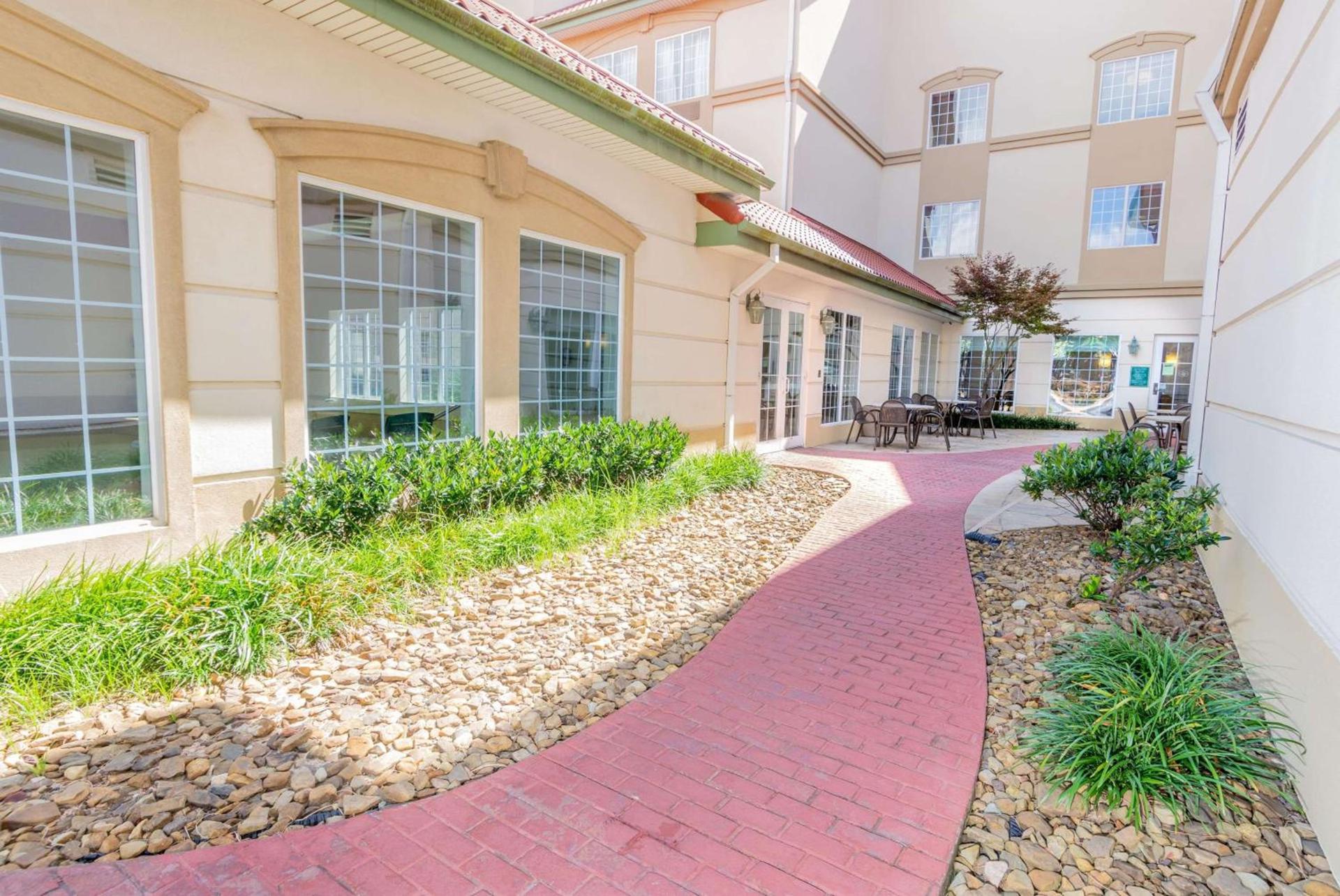La Quinta by Wyndham Bentonville photo 41