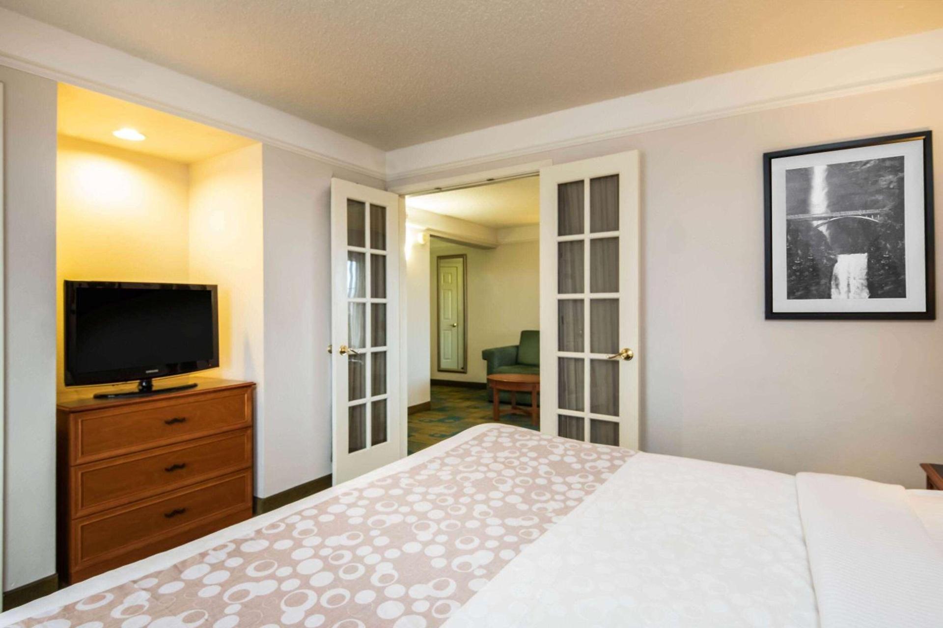 La Quinta Inn & Suites by Wyndham Colorado Springs South AP photo 48
