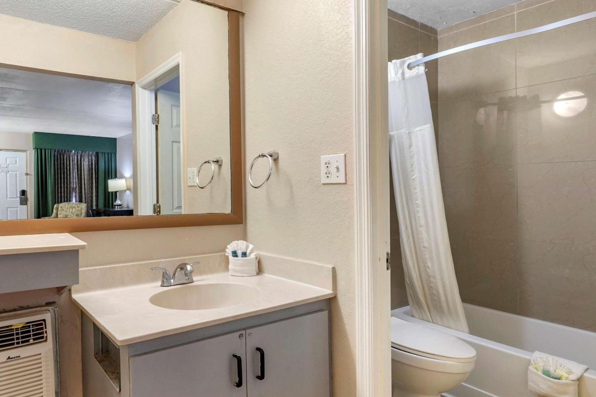 Rodeway Inn Clearwater-Dunedin photo 14
