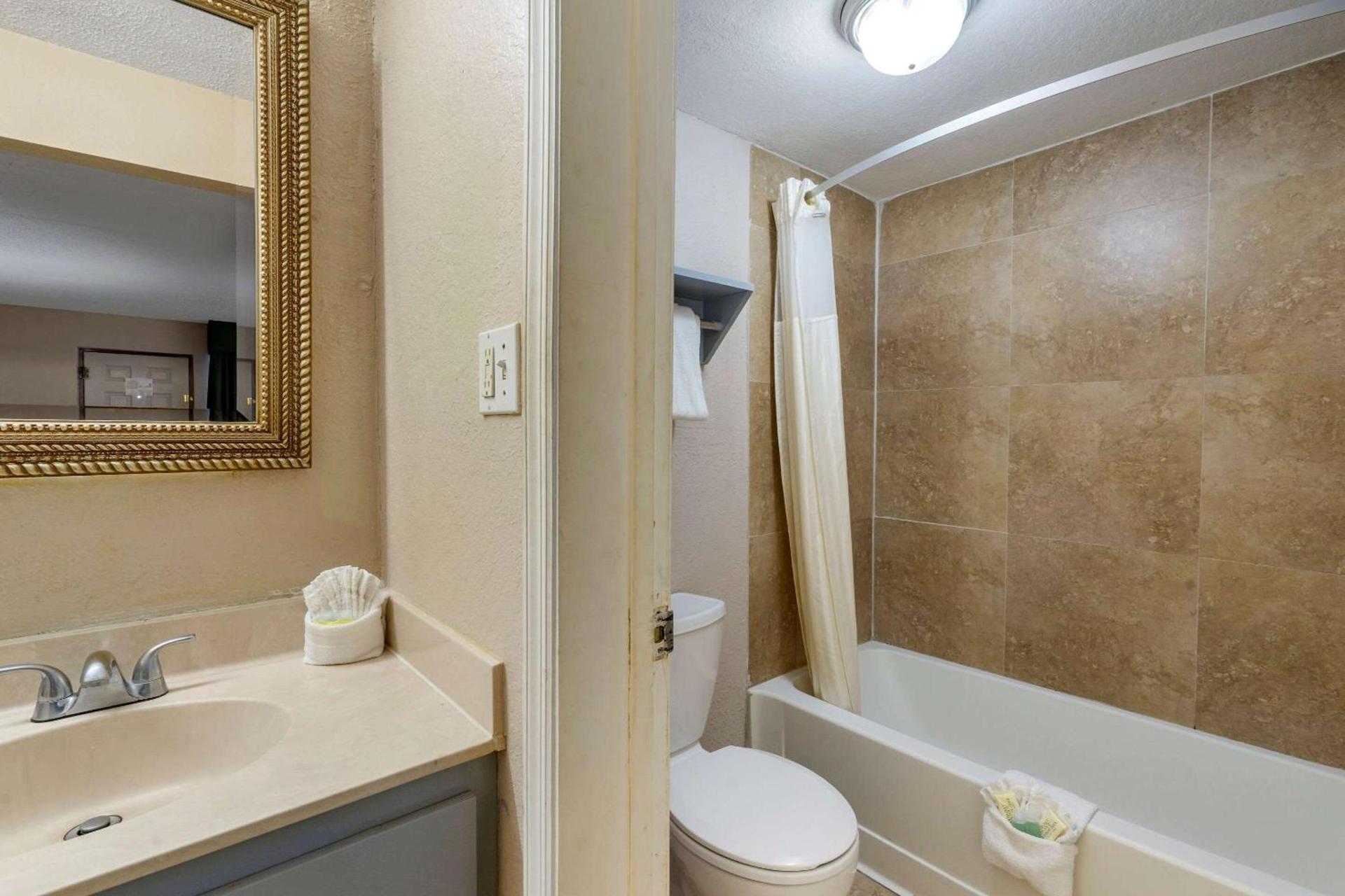 Rodeway Inn Clearwater-Dunedin photo 19