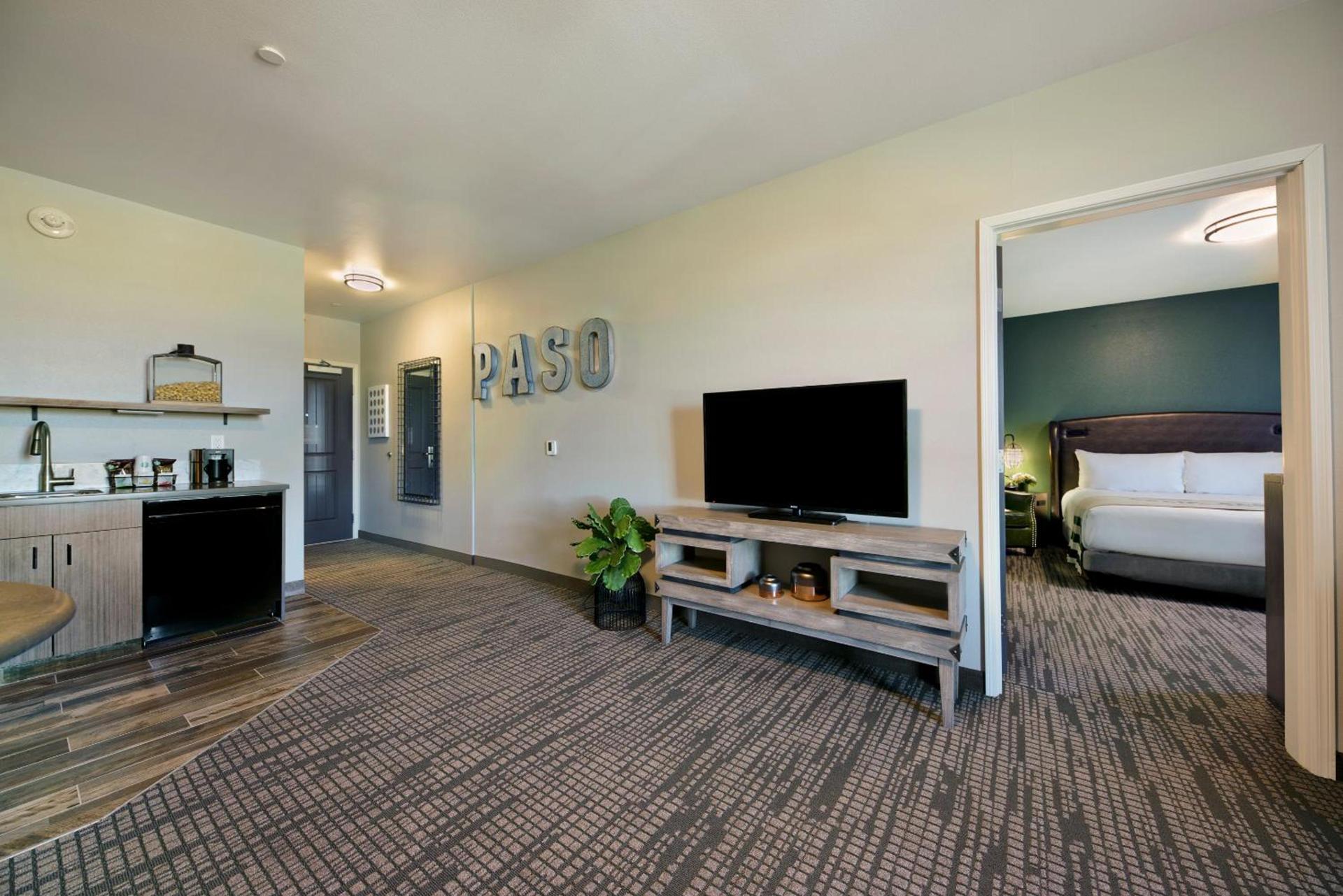 Oxford Suites Paso Robles photo 12