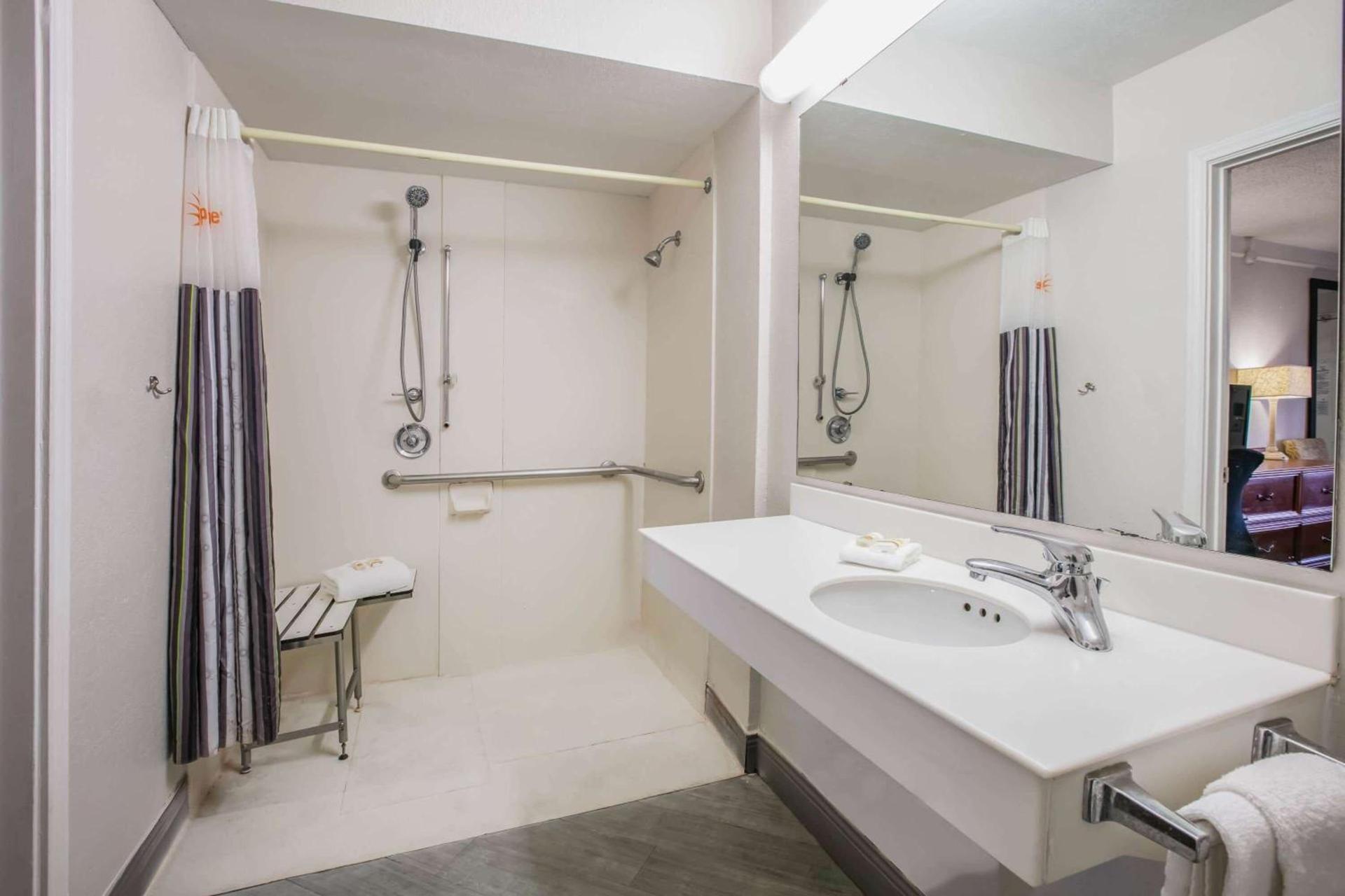 La Quinta Inn by Wyndham Dallas Uptown photo 59