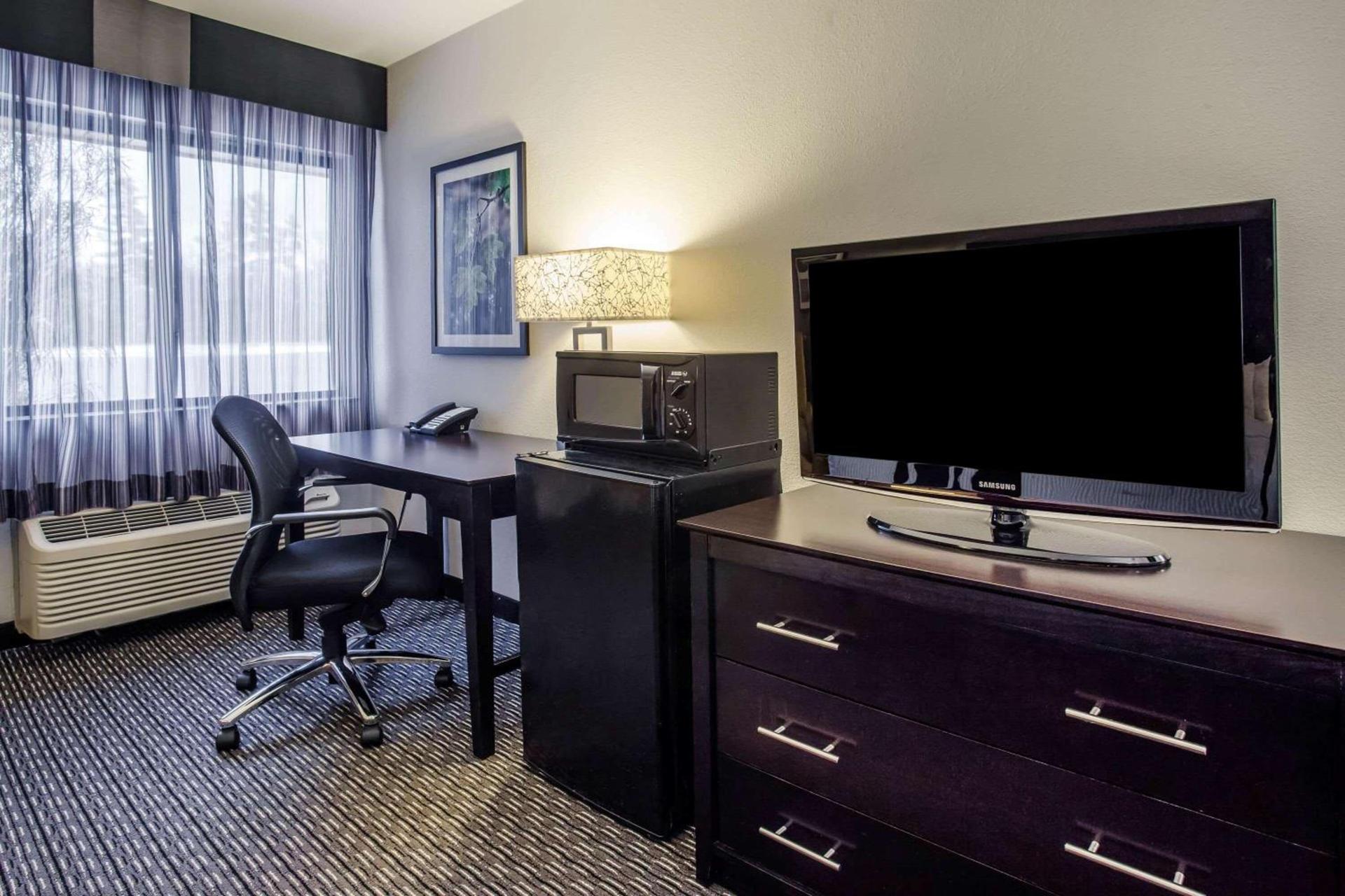 La Quinta Inn by Wyndham Oshkosh photo 32