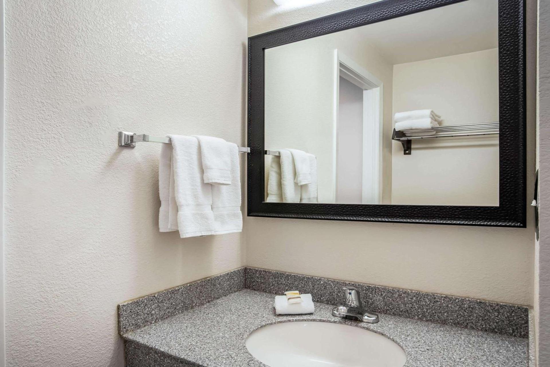 La Quinta Inn by Wyndham Oshkosh photo 38