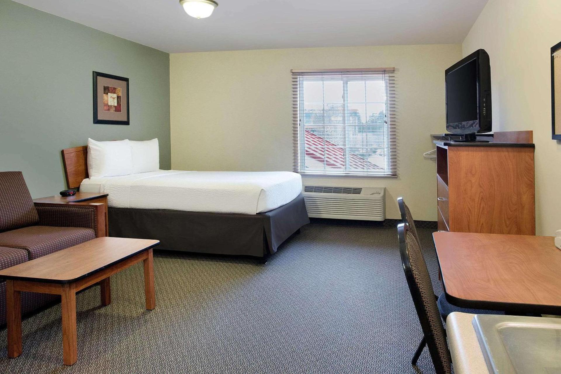 WoodSpring Suites Raleigh Northeast Wake Forest photo 6