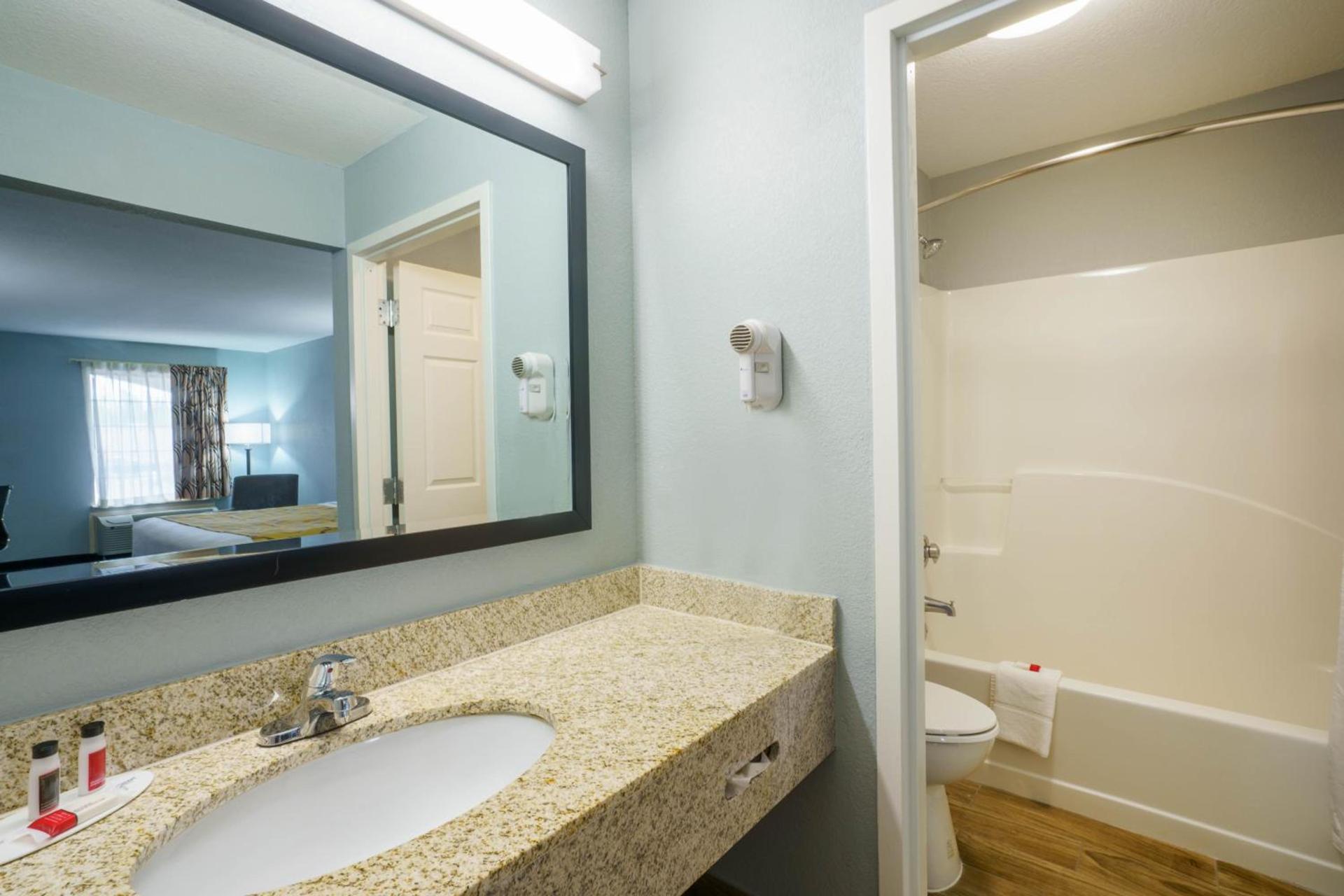 Baymont by Wyndham Gallatin photo 23