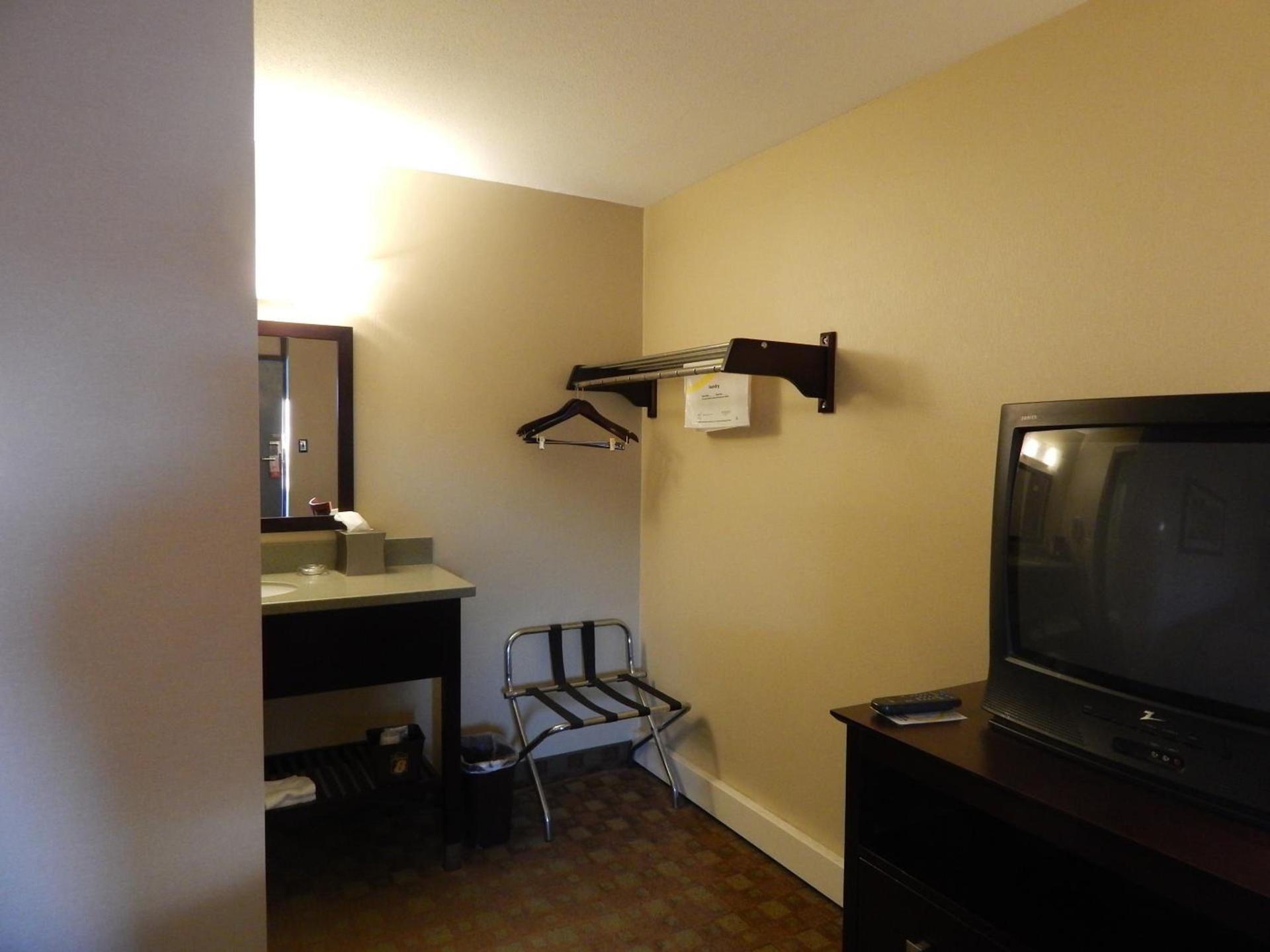 Super 8 by Wyndham White River Junction photo 21
