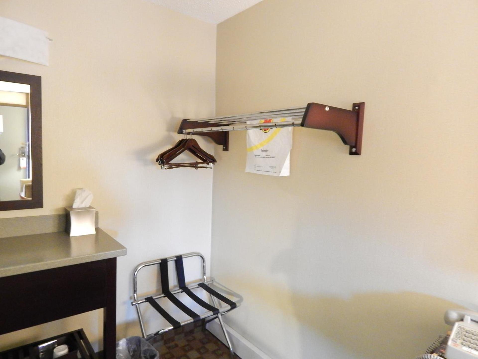 Super 8 by Wyndham White River Junction photo 34