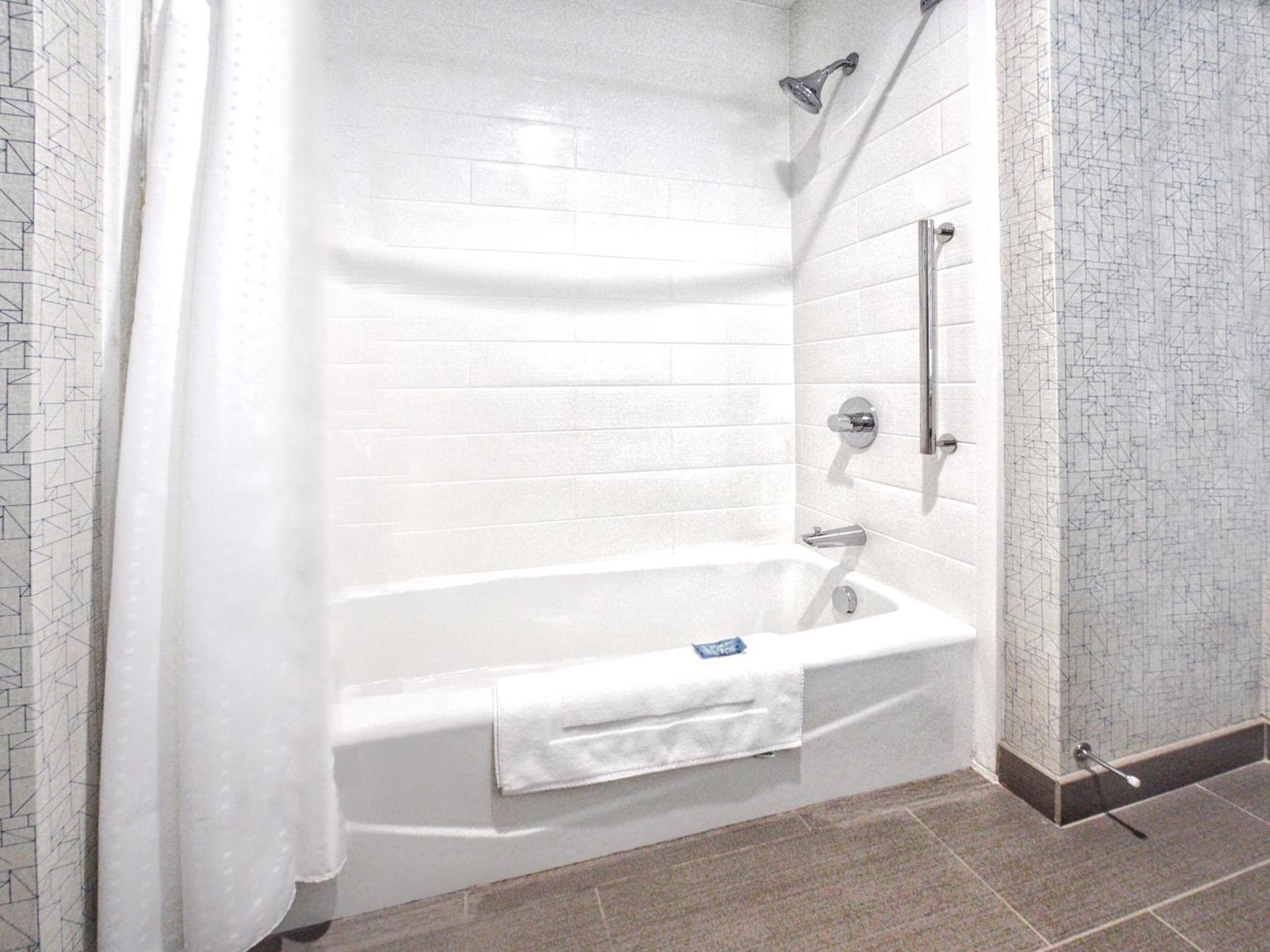 Holiday Inn Express & Suites Moore by IHG photo 4