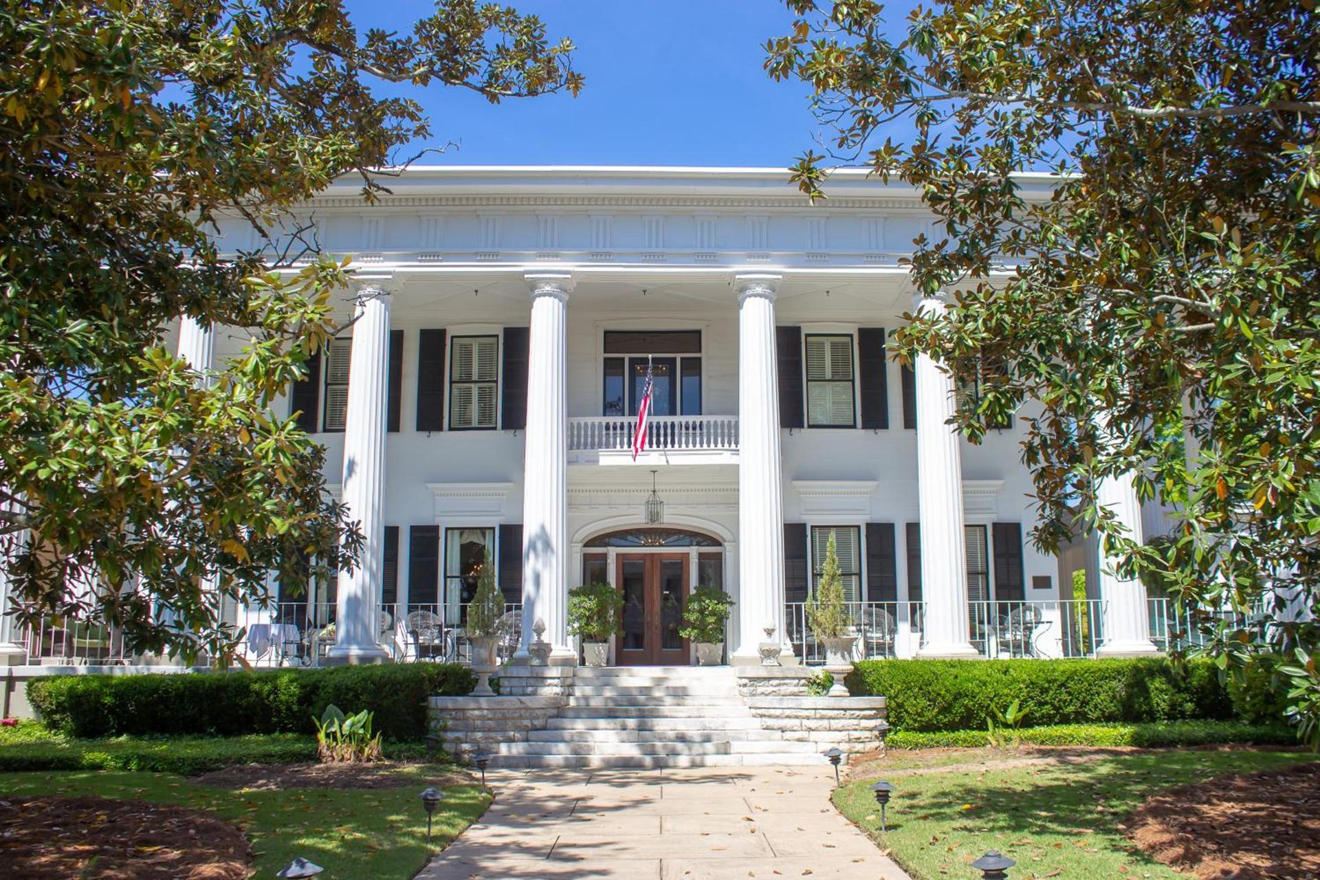 1842 Inn photo 2