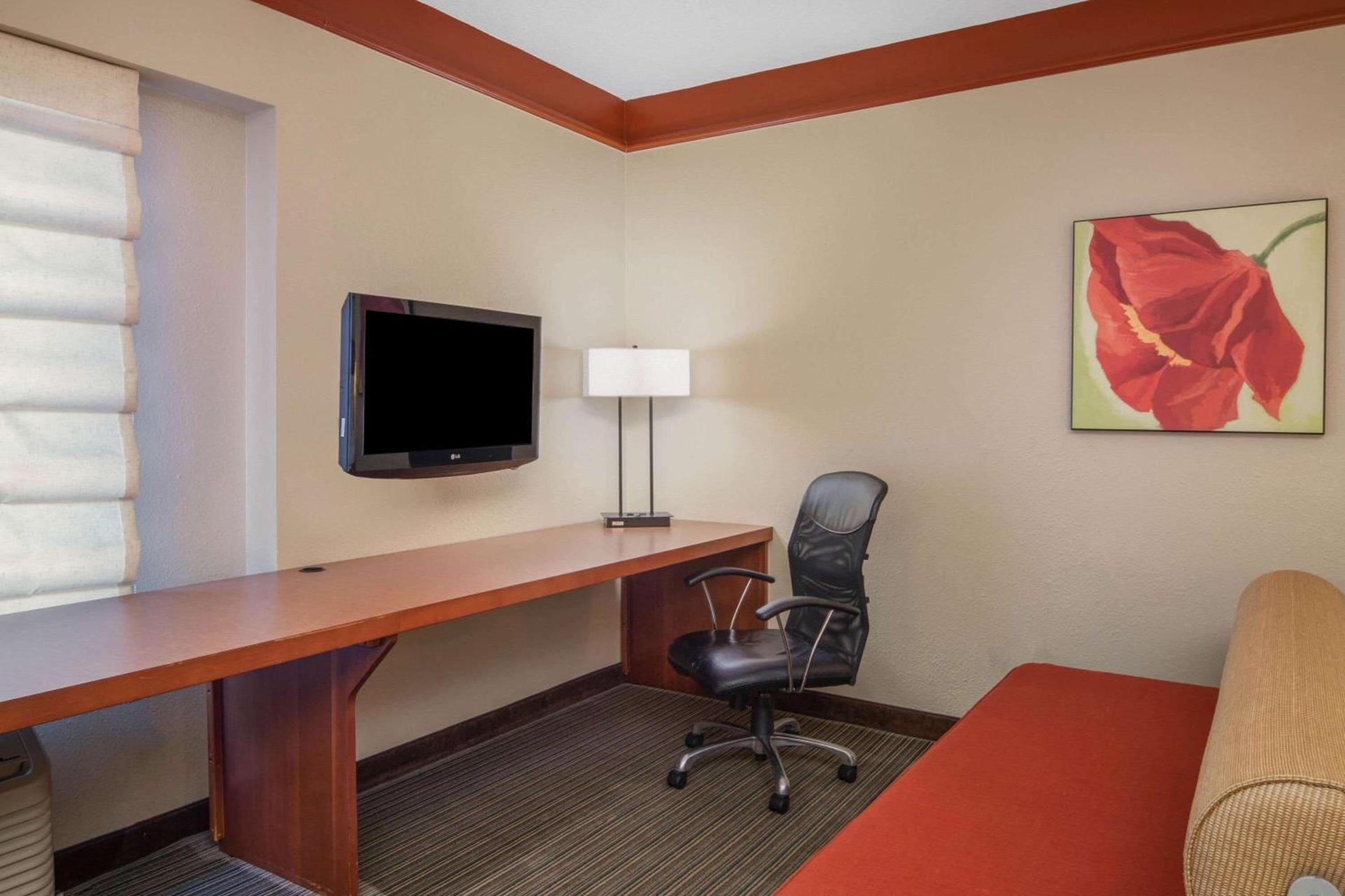 La Quinta by Wyndham Atlanta Ballpark/Galleria photo 26