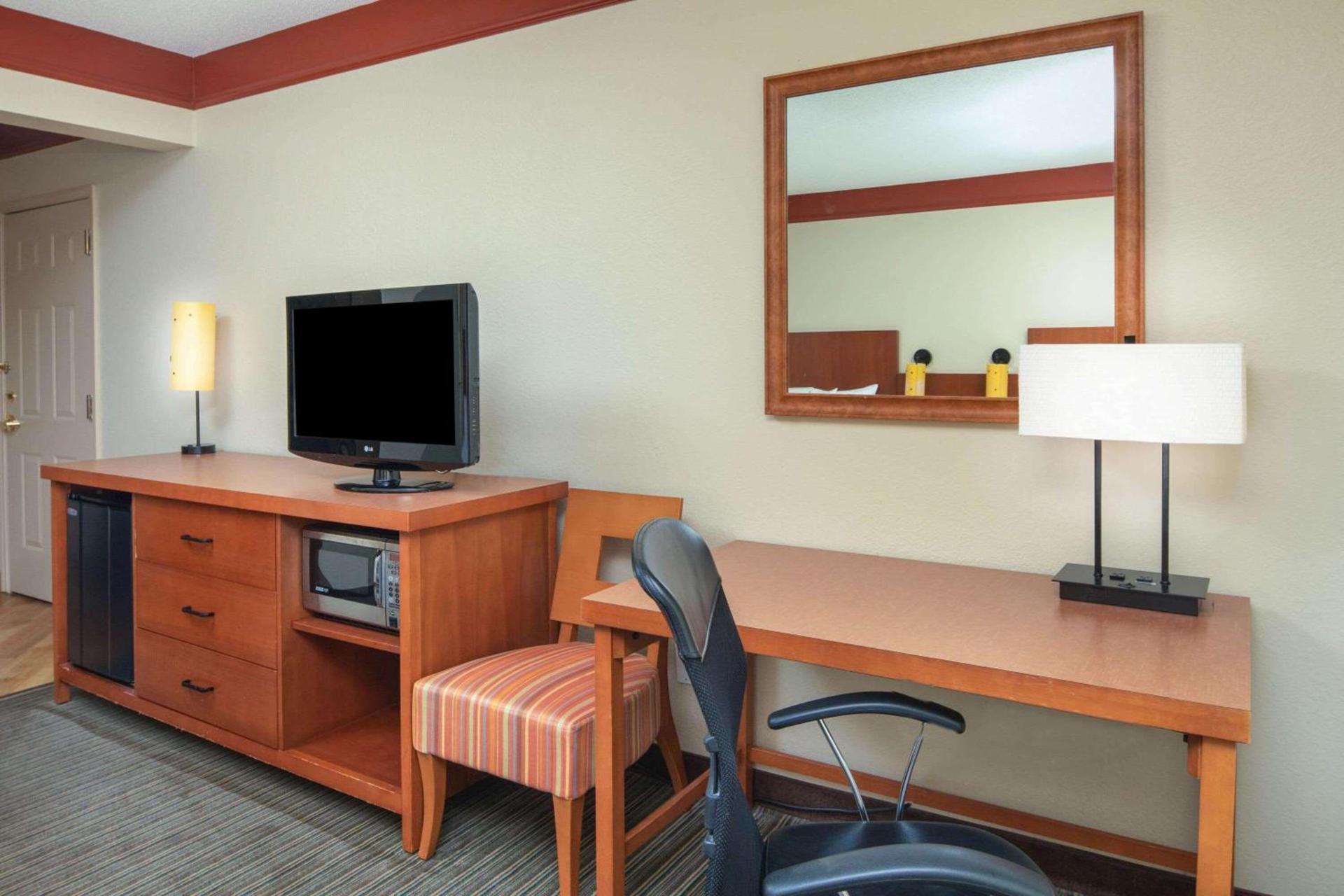 La Quinta by Wyndham Atlanta Ballpark/Galleria photo 32