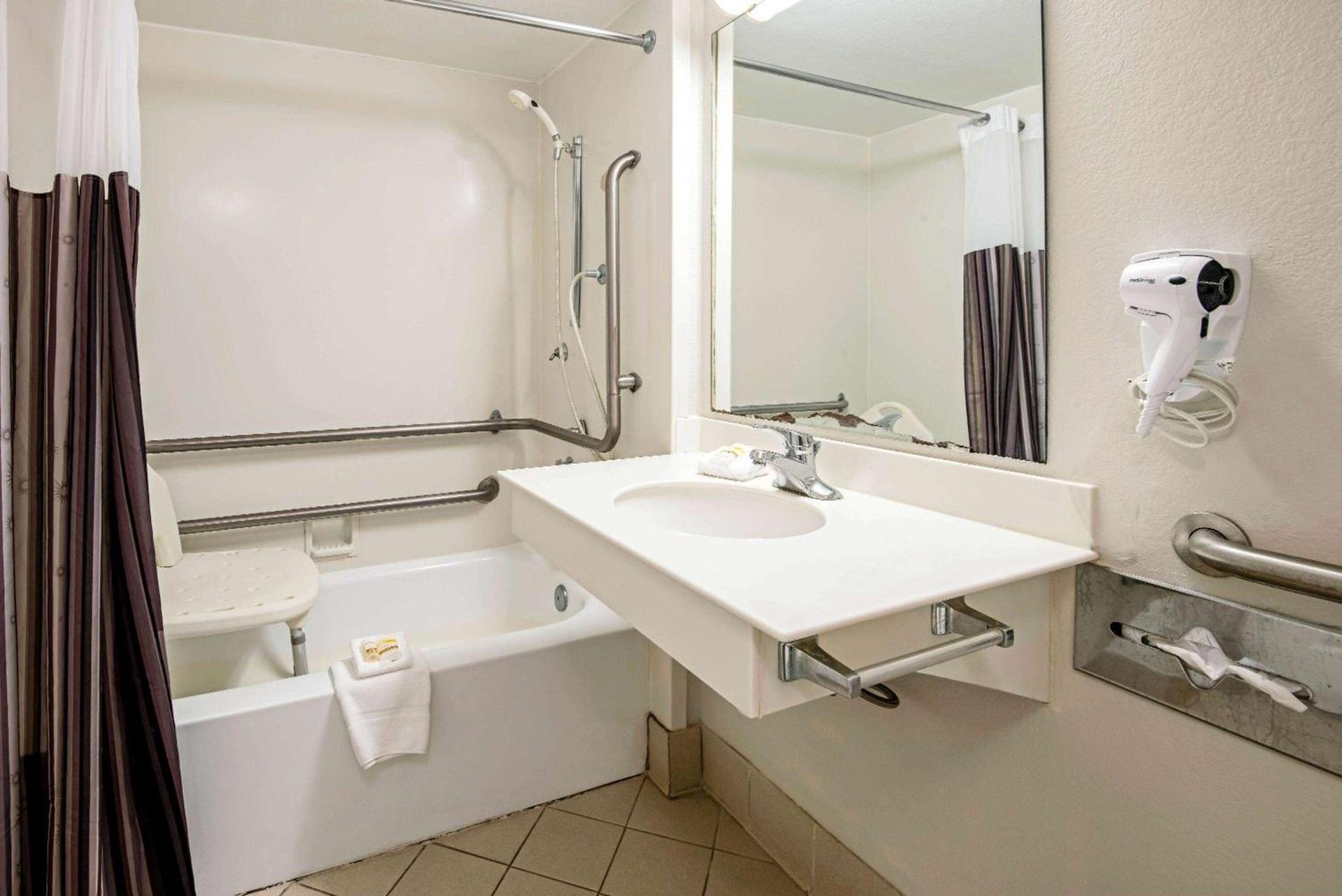 La Quinta Inn by Wyndham Amarillo Mid-City photo 24