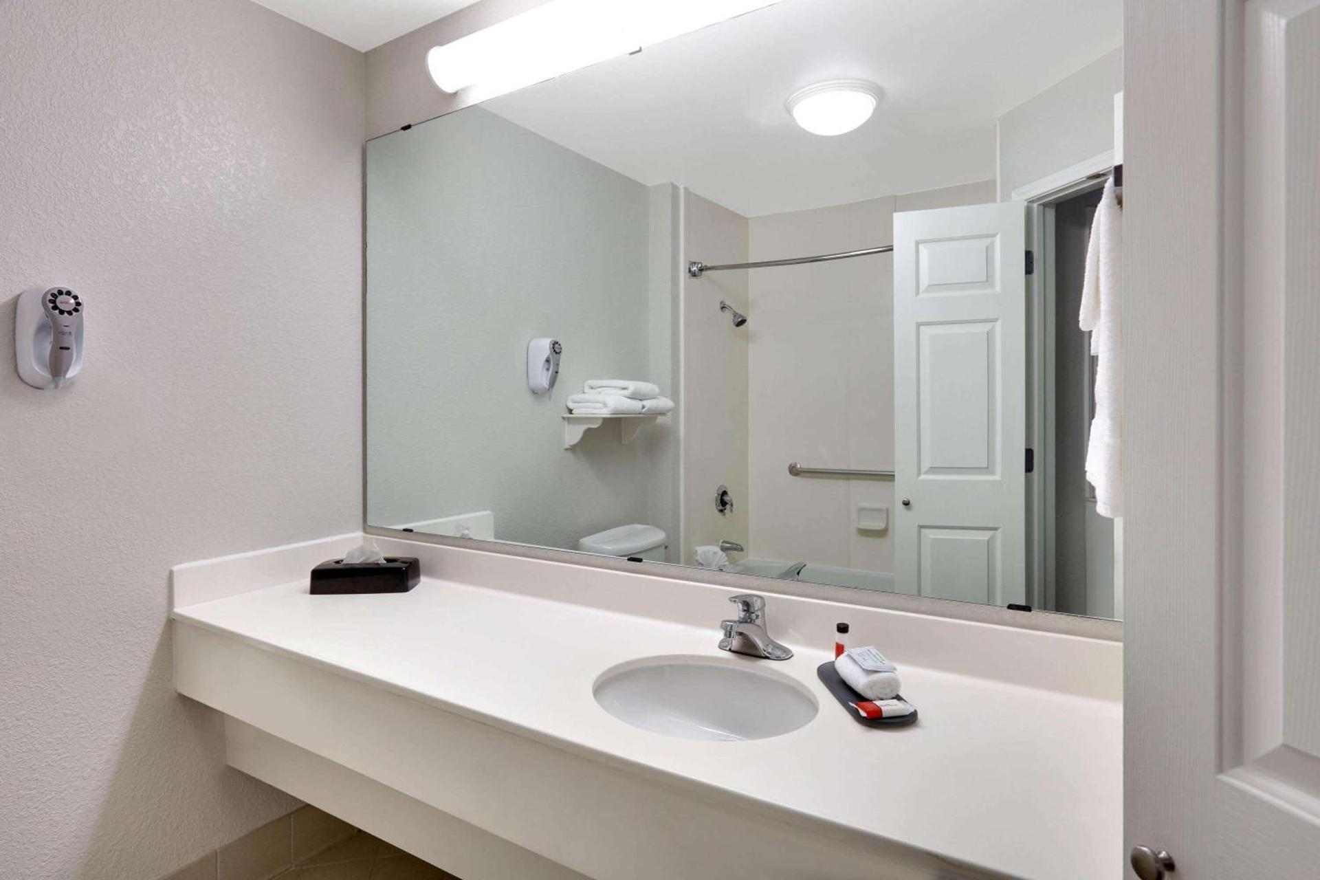 La Quinta by Wyndham Dallas North Central photo 14
