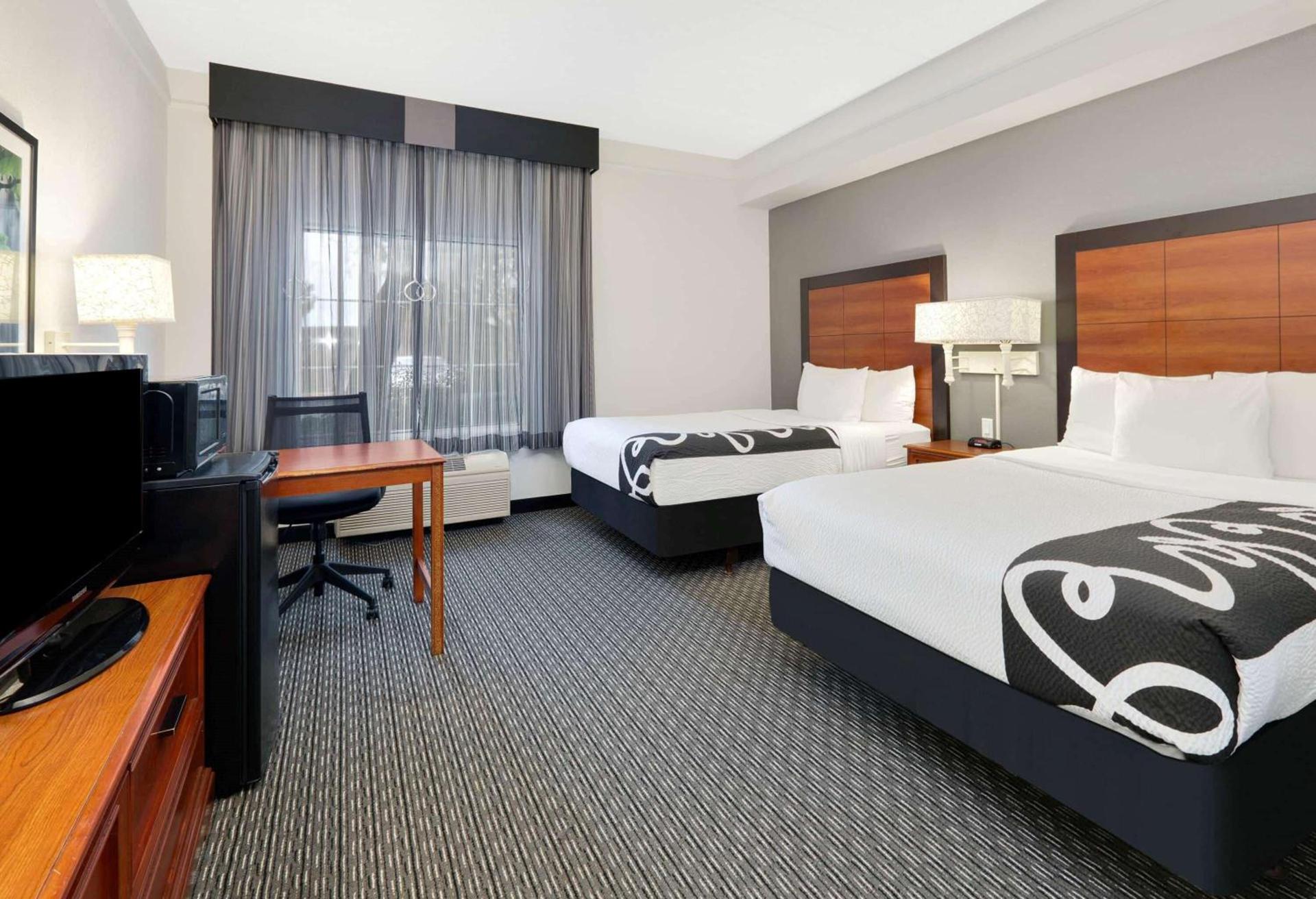 La Quinta by Wyndham Dallas North Central photo 9
