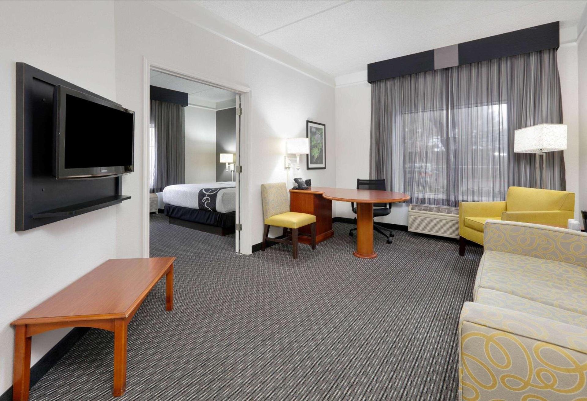 La Quinta by Wyndham Dallas North Central photo 17