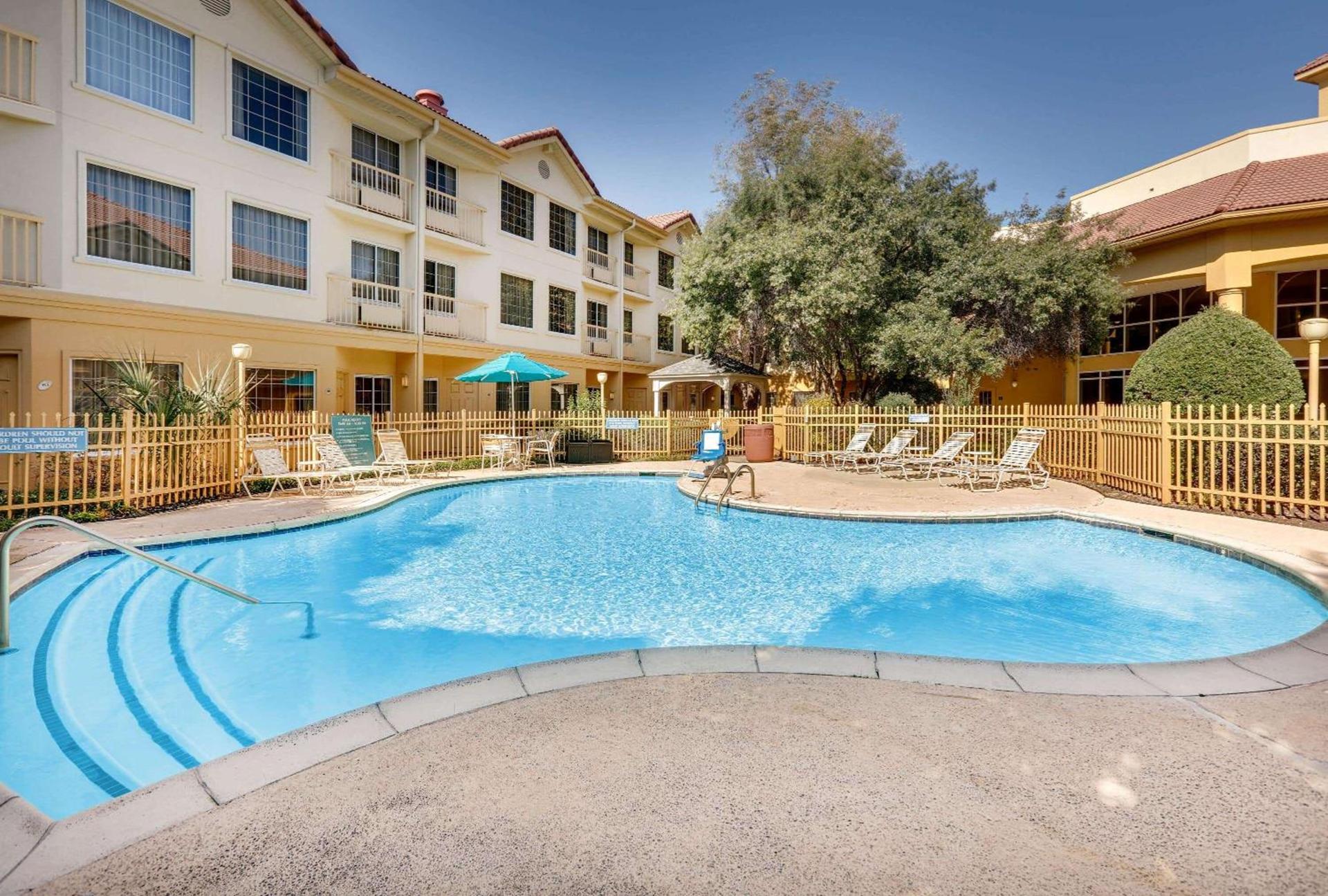 La Quinta by Wyndham Dallas - Addison Galleria photo 38