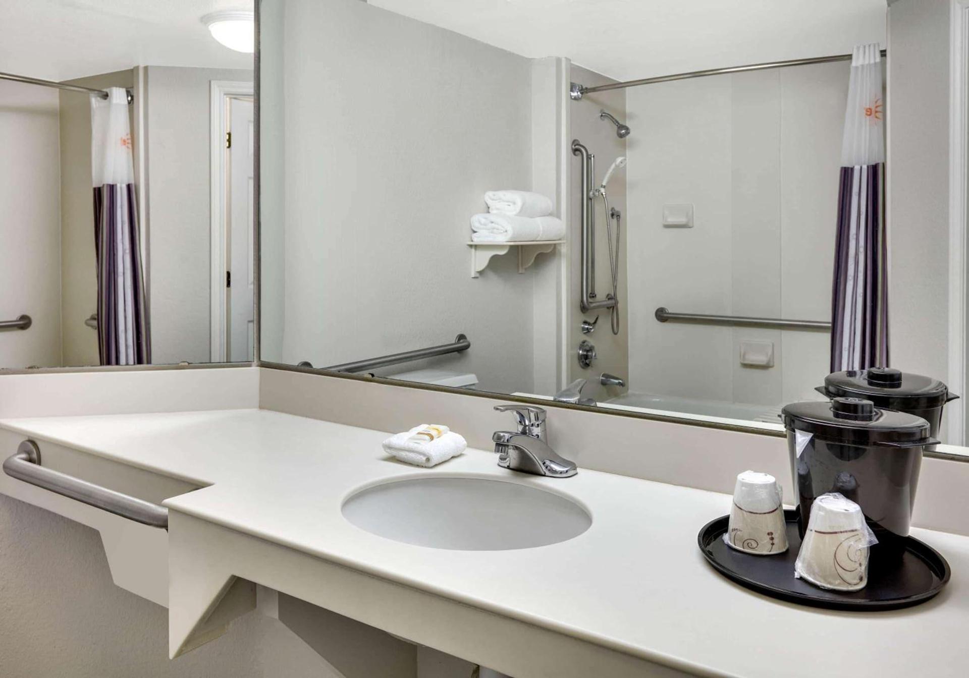 La Quinta by Wyndham Dallas - Addison Galleria photo 37