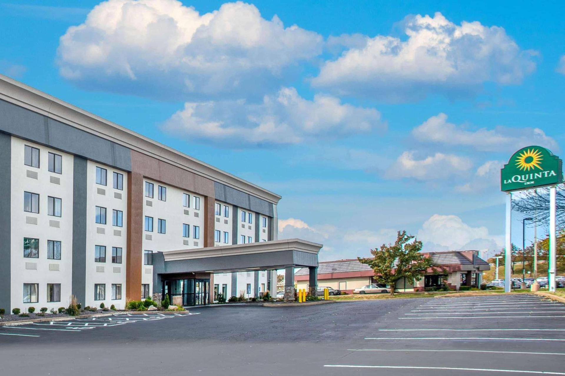 La Quinta Inn & Suites by Wyndham St Louis Hazelwood North — hotel in Hazelwood