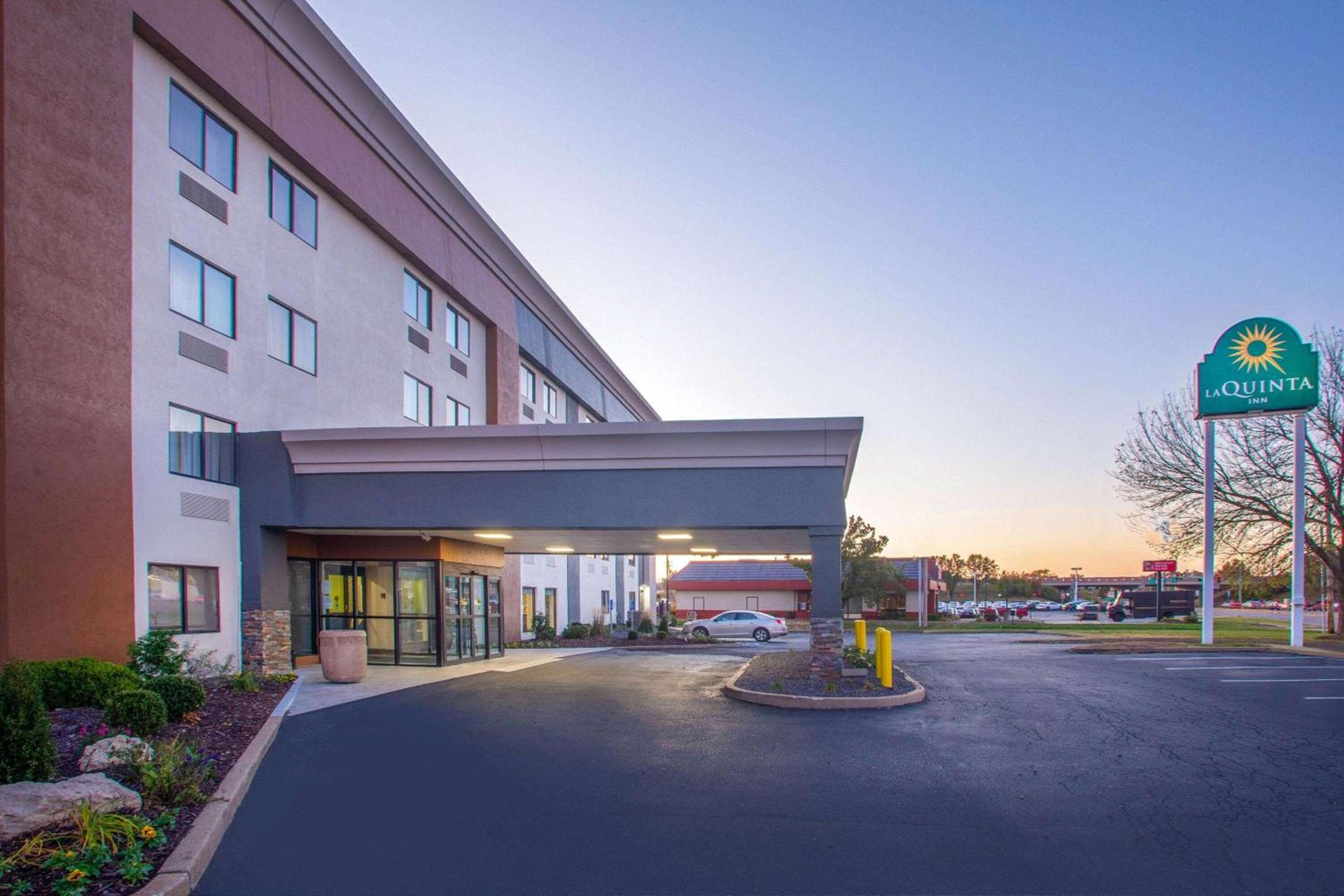La Quinta Inn & Suites by Wyndham St Louis Hazelwood North photo 11