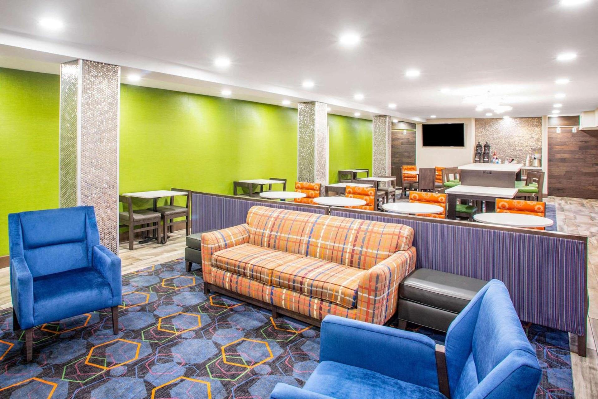 La Quinta Inn & Suites by Wyndham St Louis Hazelwood North photo 12